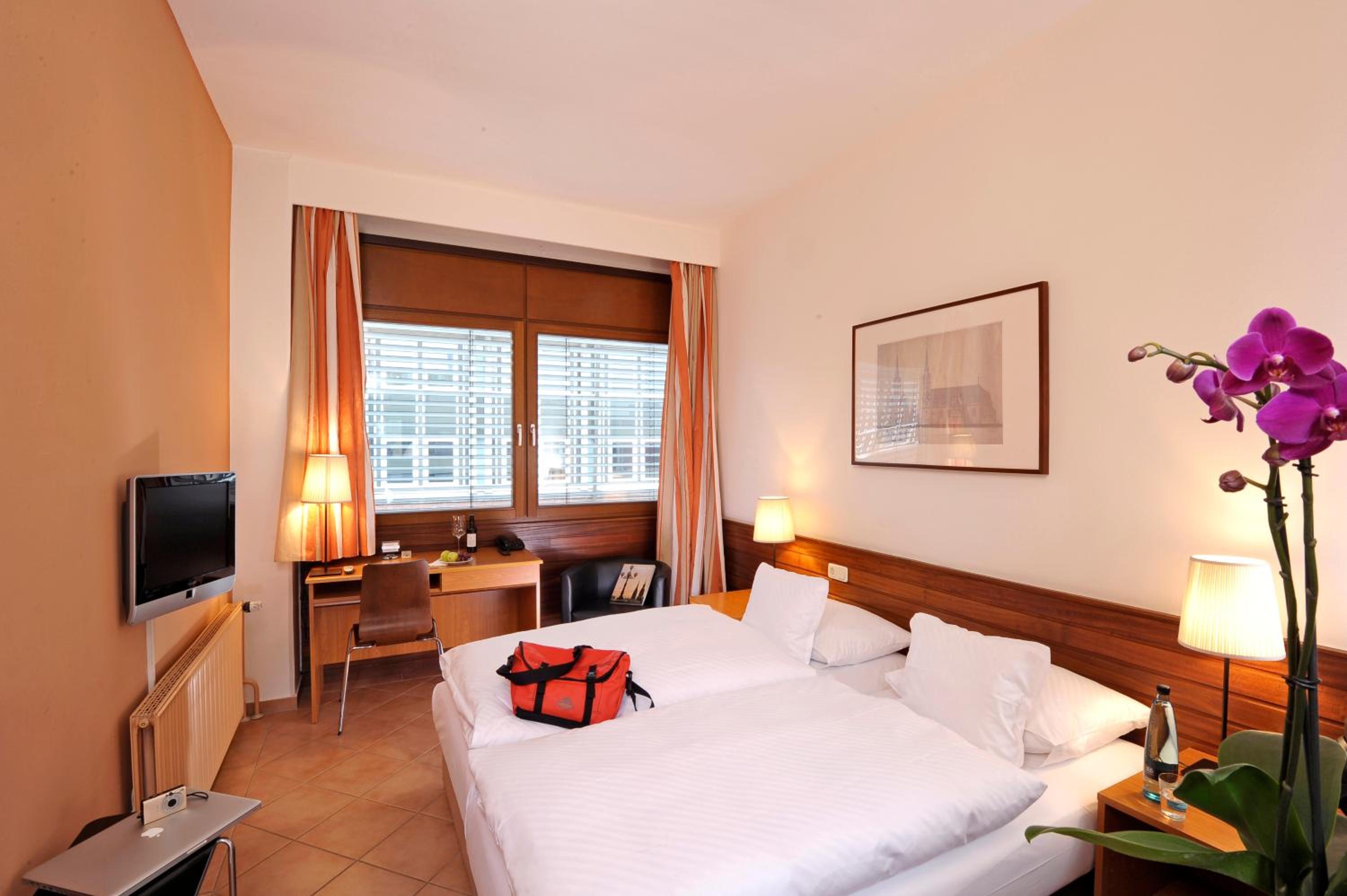 Double Room with view of the churchyard - Photo 1