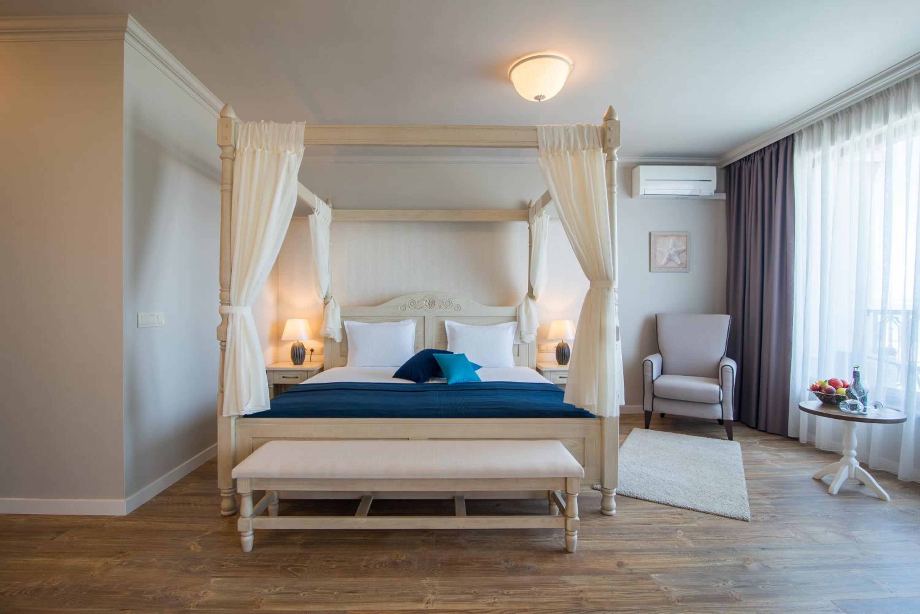 One-Bedroom Apartment with Sea View (2 Adults + 2 Children)  photo 2