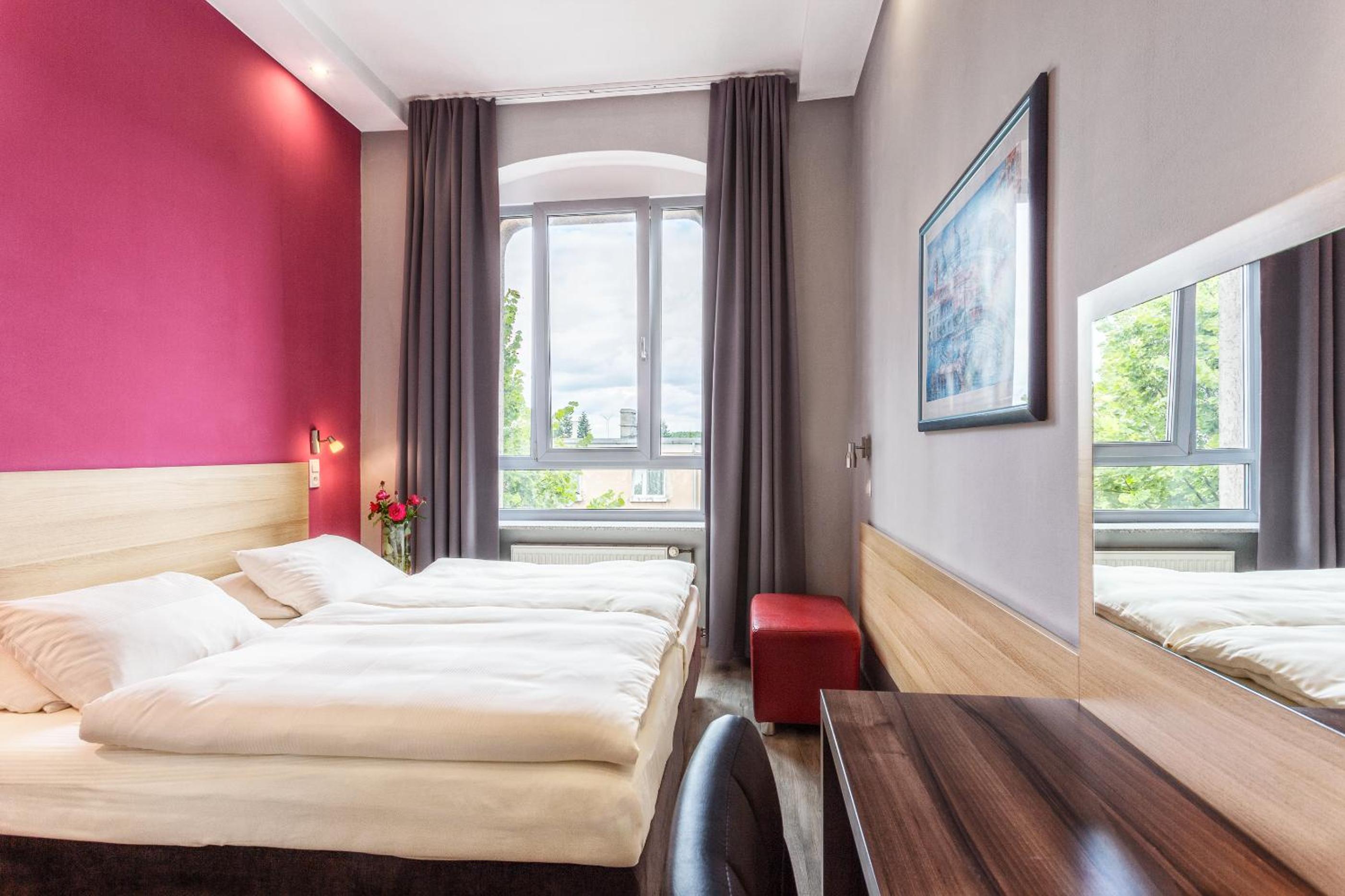 Standard Double or Twin Room - Photo 9