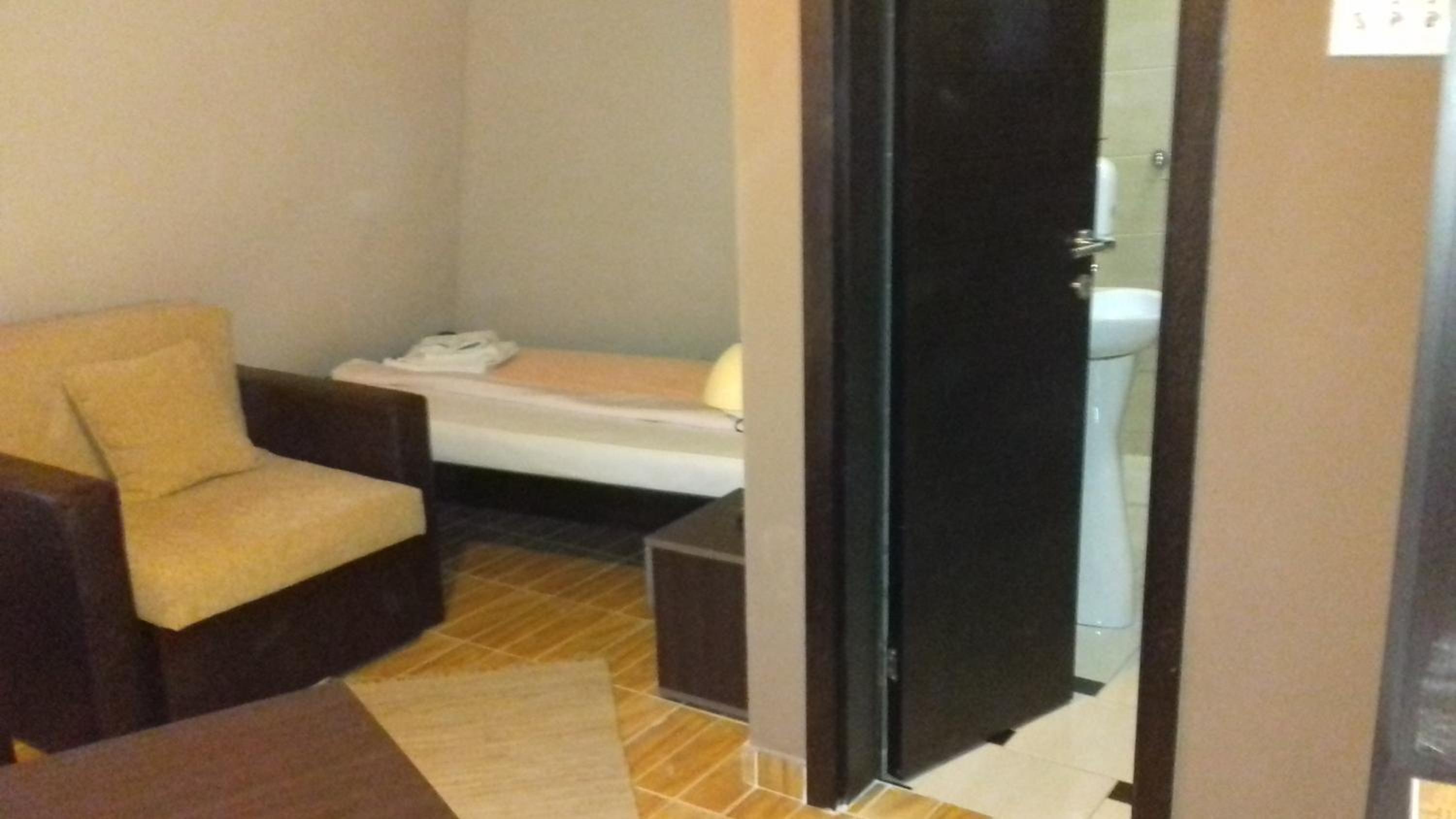 Twin Room With Private Bathroom photo 3