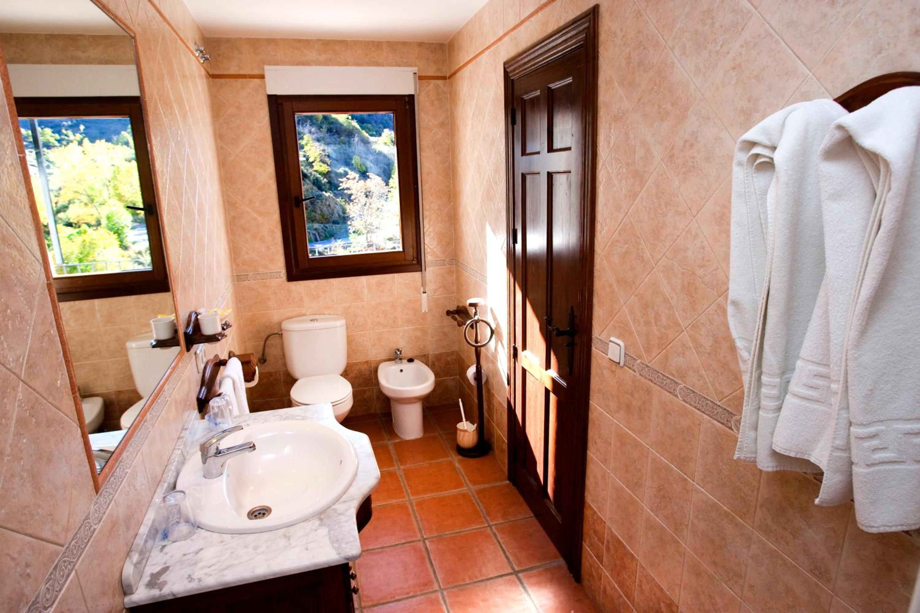 Queen Room with Balcony - Photo 2