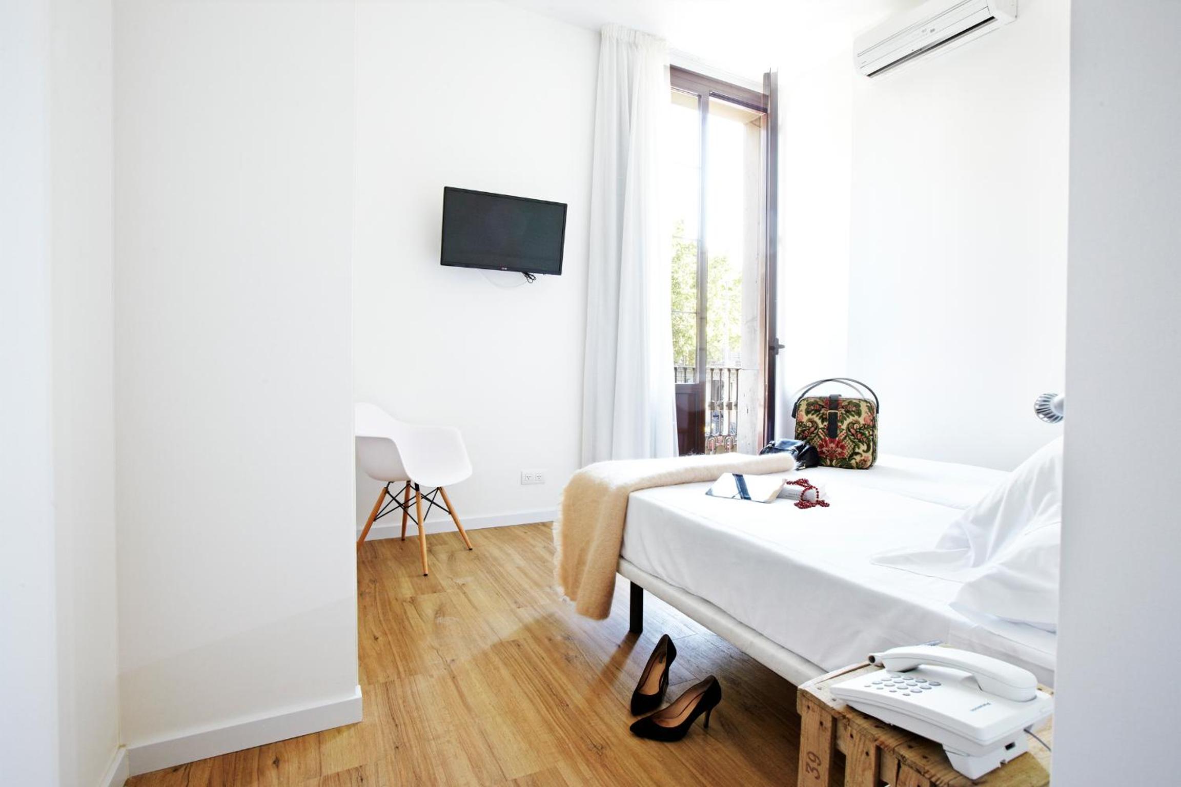 Twin Room with Balcony thumbnail 5