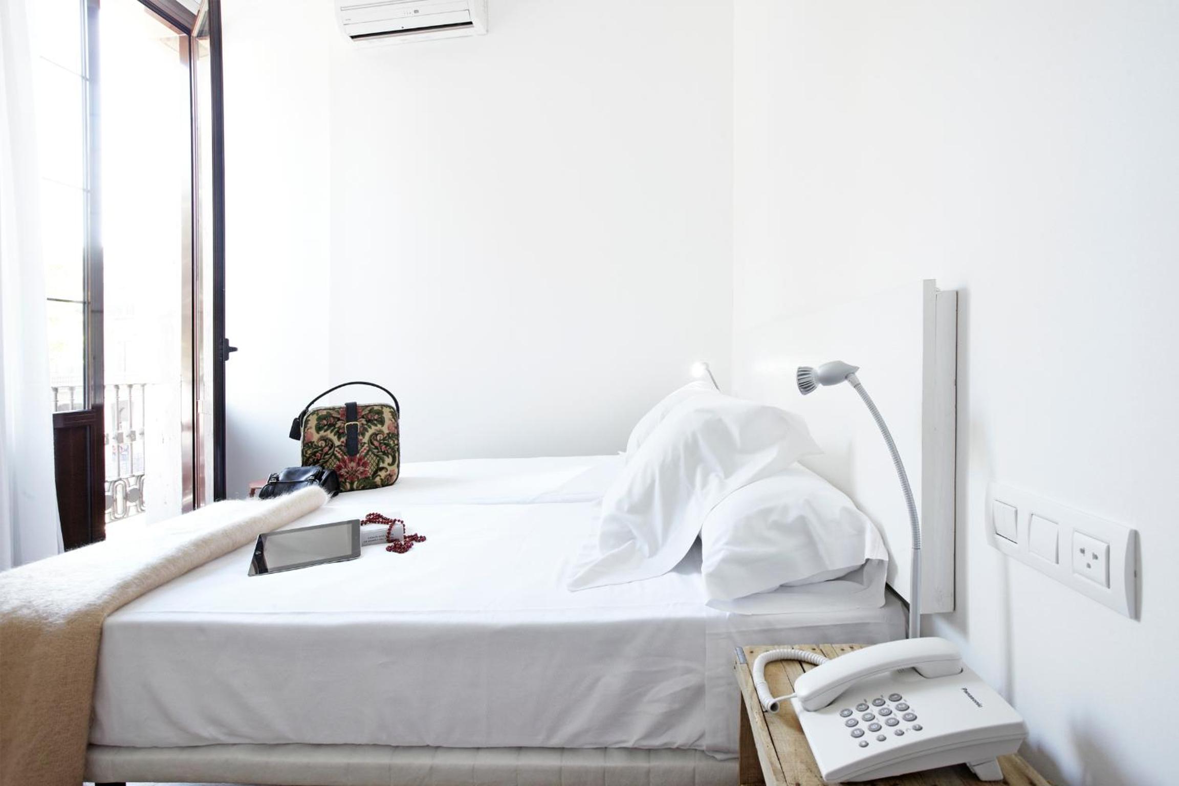 Twin Room with Balcony thumbnail 6