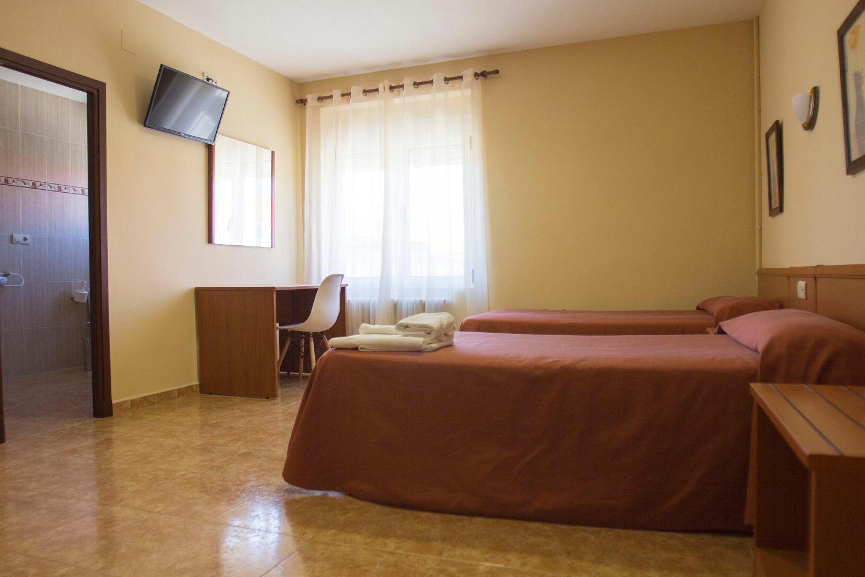 Double or Twin Room - Photo 8