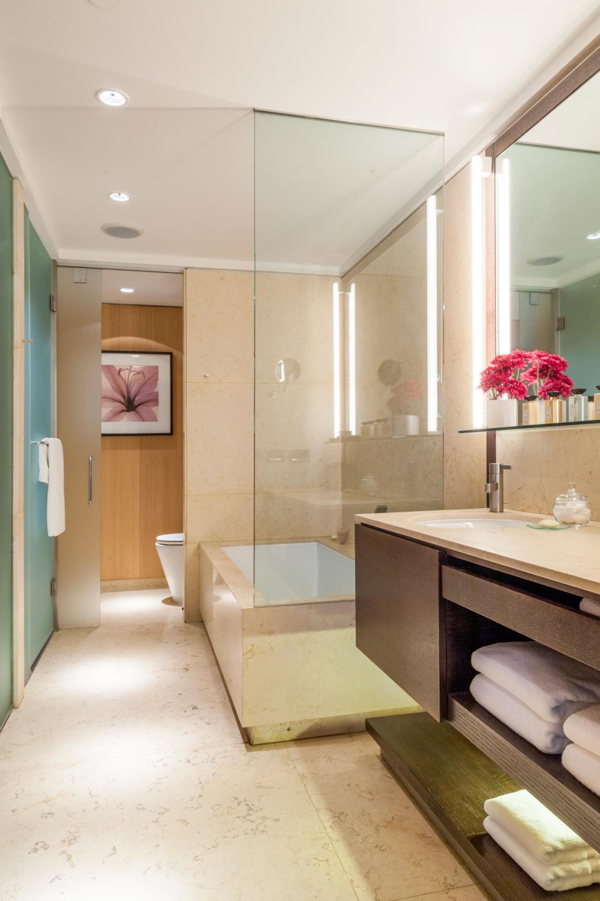 Deluxe King Room with Garden View