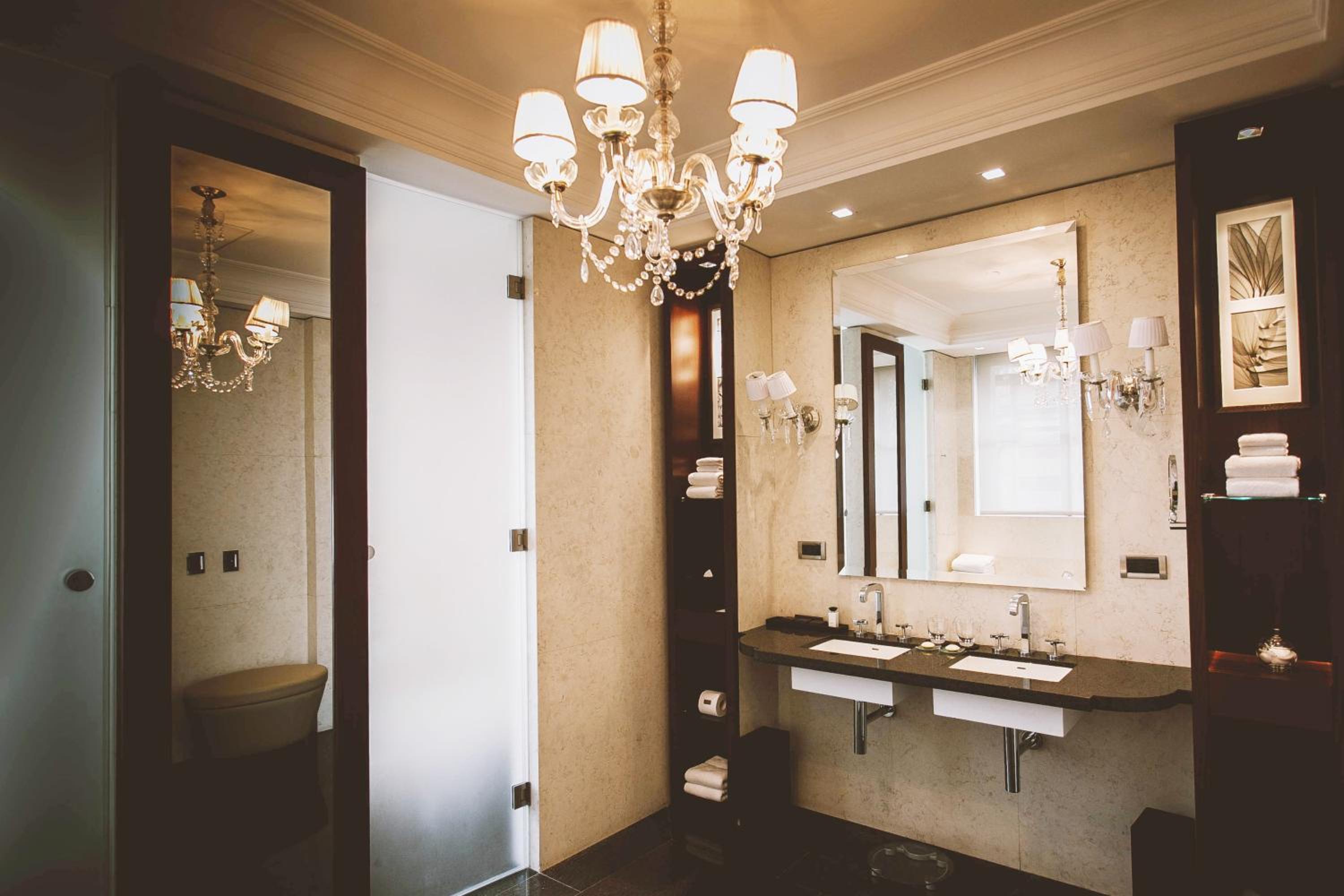 King Suite thumbnail 6