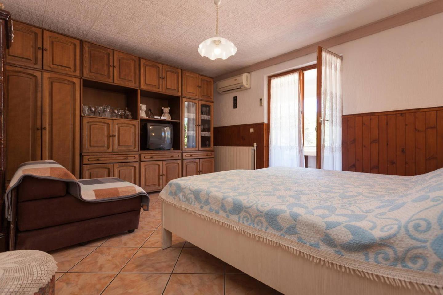 One-Bedroom Apartment - Photo 1