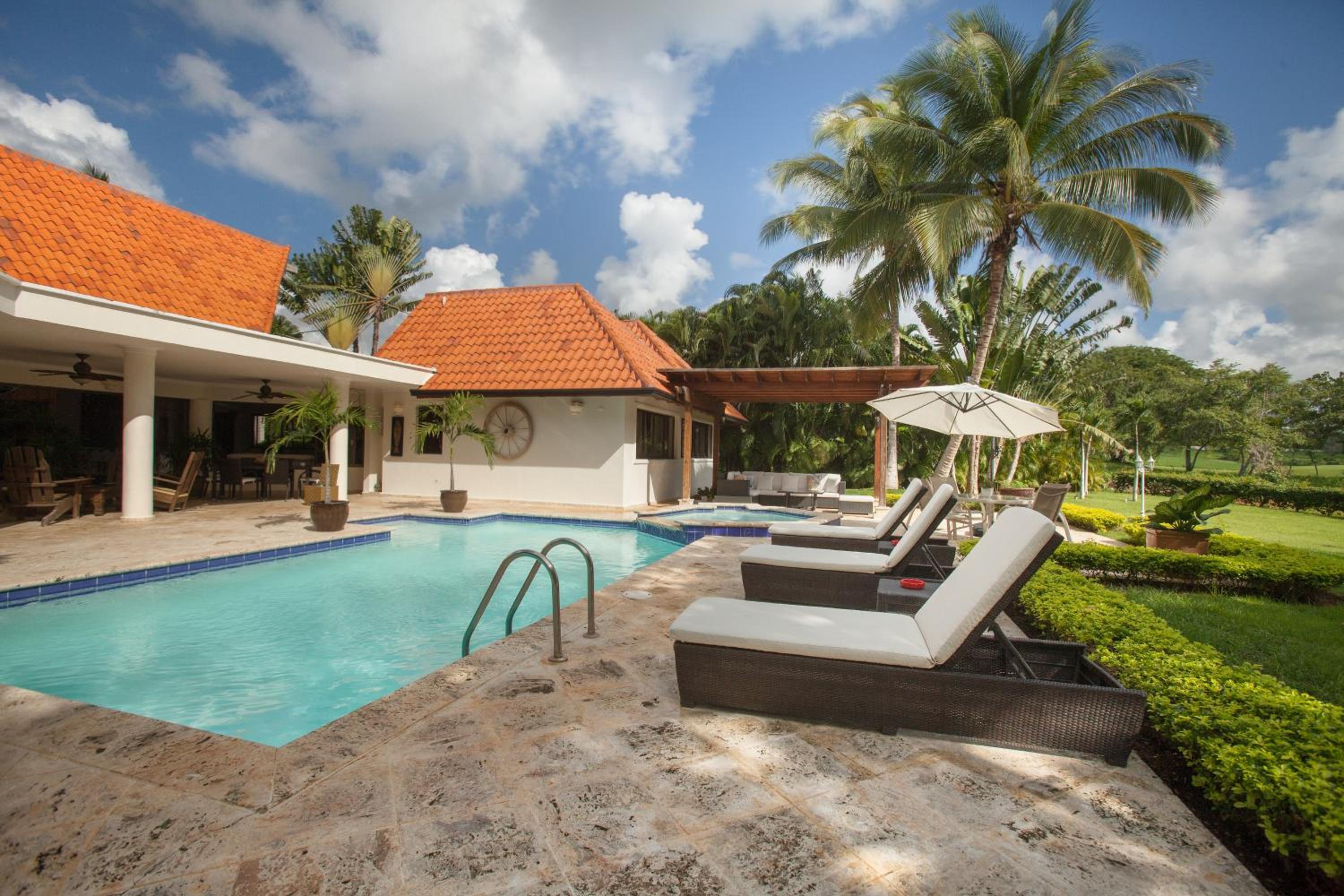 Classic Four-Bedroom Villa - Golf Cart Included - Photo 5