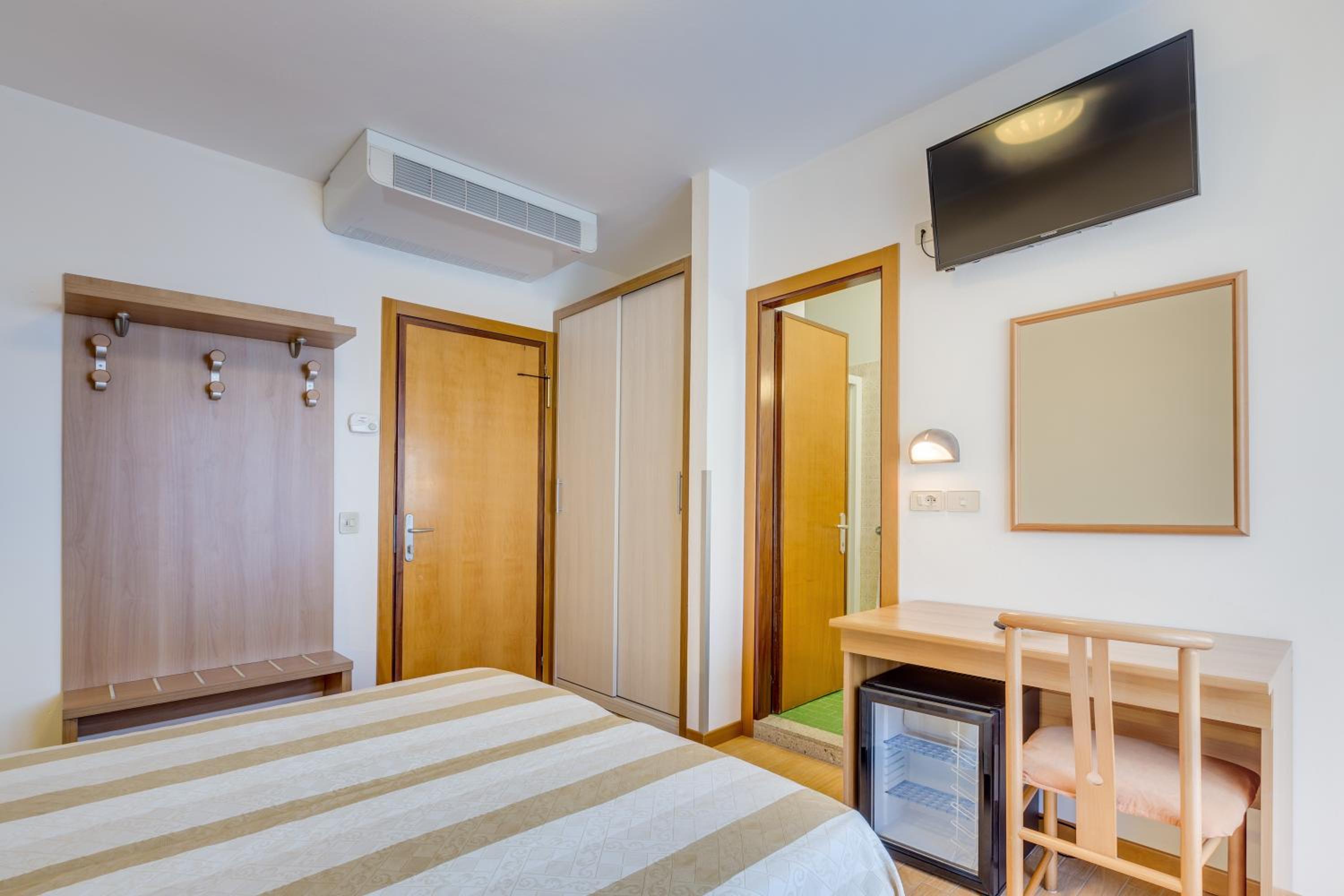 Double or Twin Room with Balcony - Photo 1