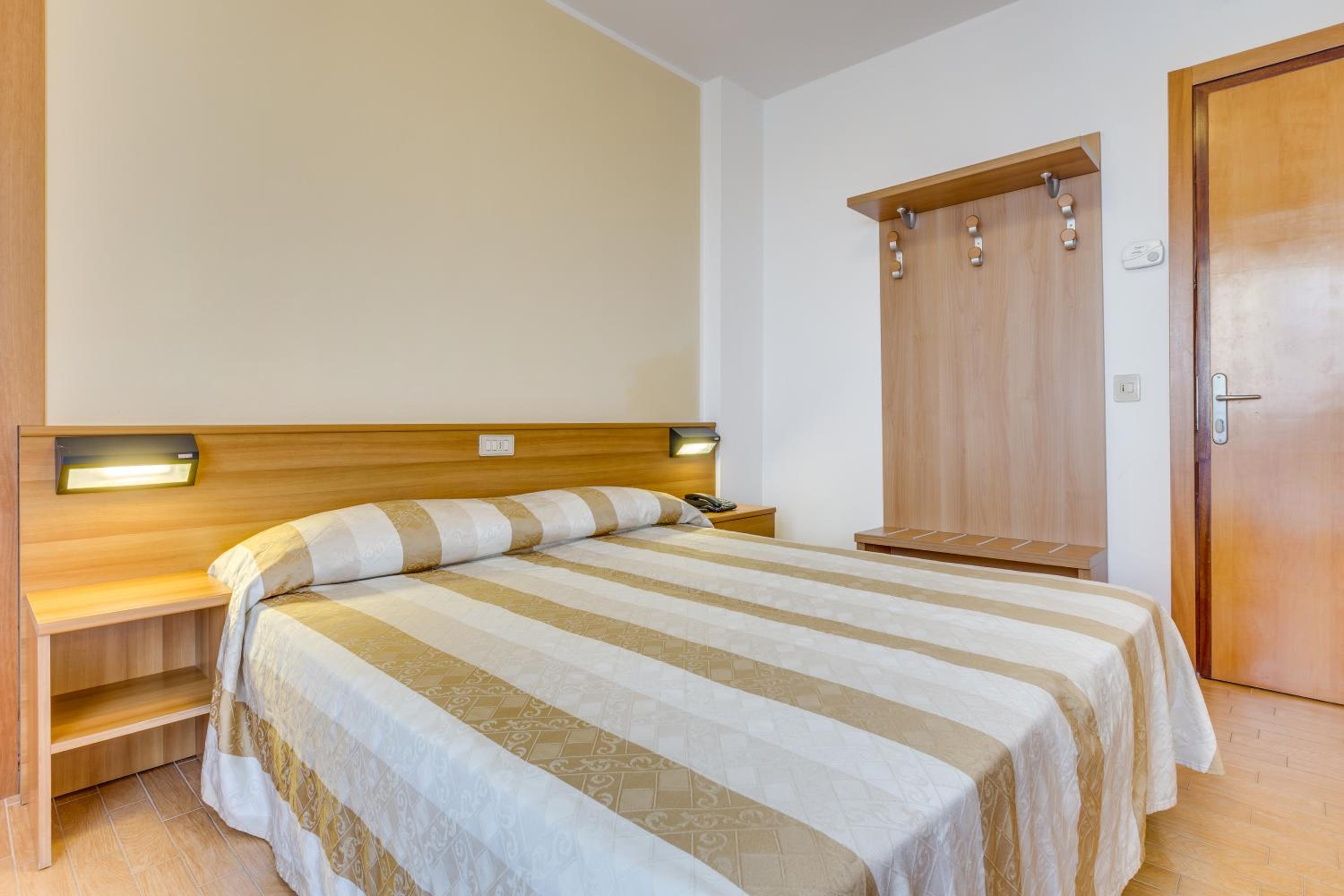 Double or Twin Room with Balcony - Photo 6