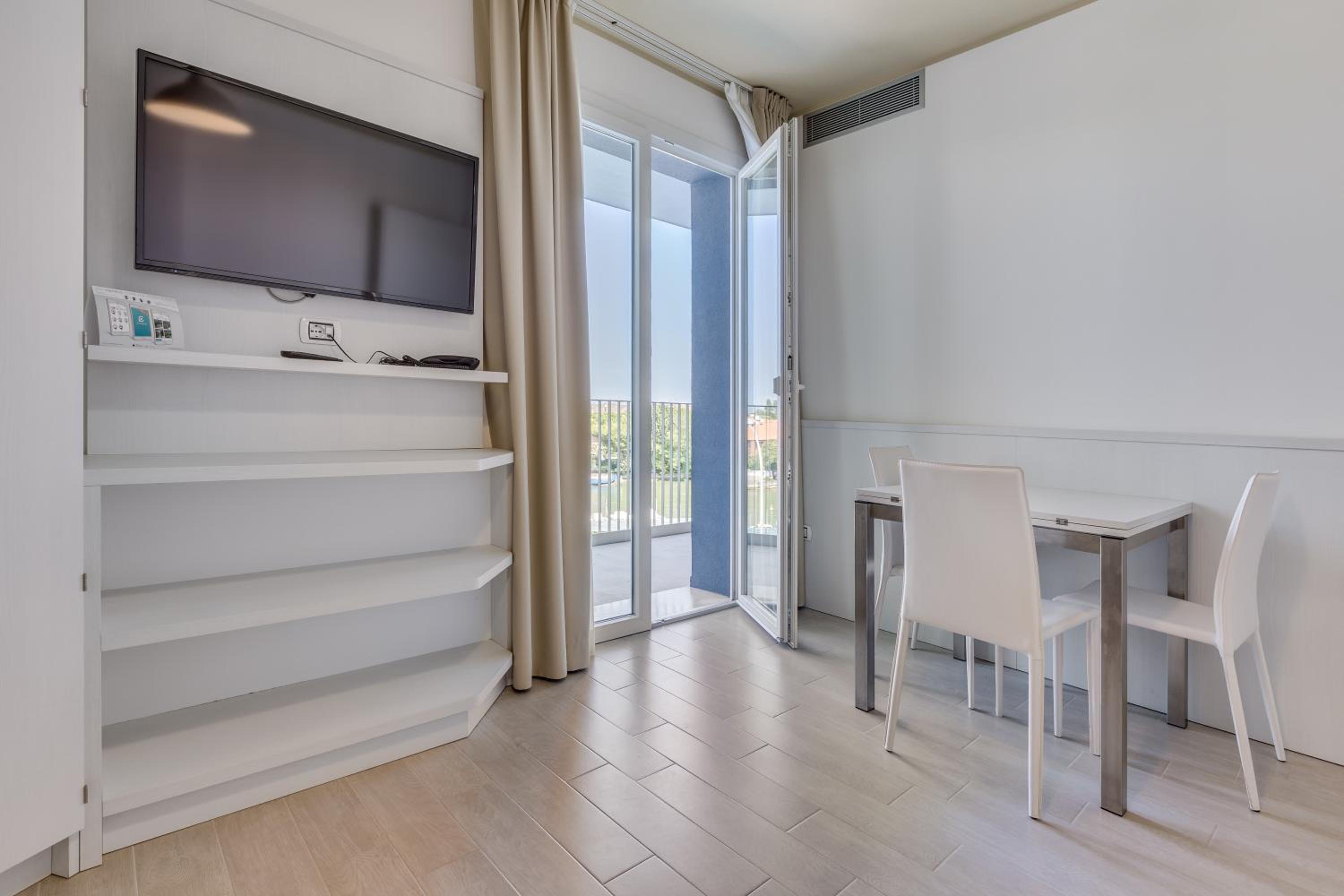 Family Suite (2 Adults + 2 Children) with Balcony - Photo 13