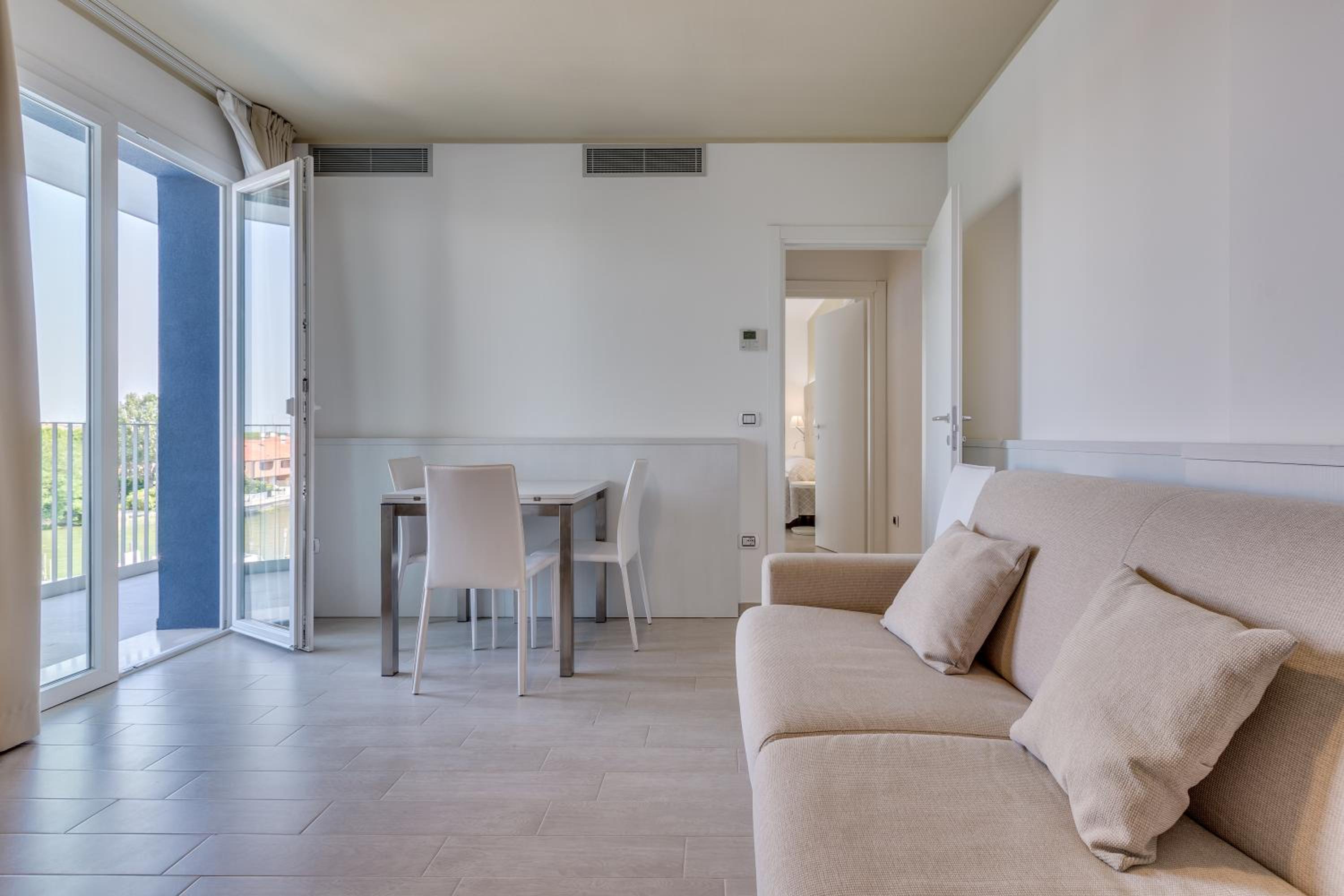 Family Suite (2 Adults + 2 Children) with Balcony - Photo 11