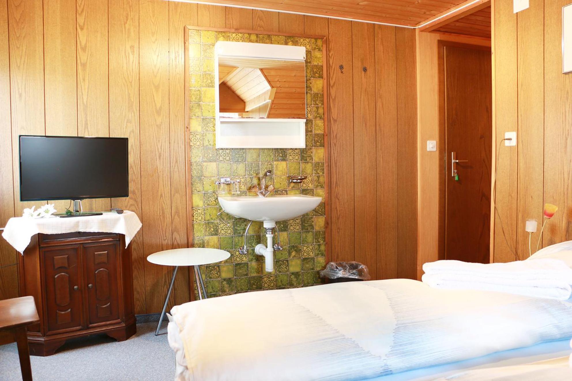 Single Room with Shared Shower and Toilet photo 3