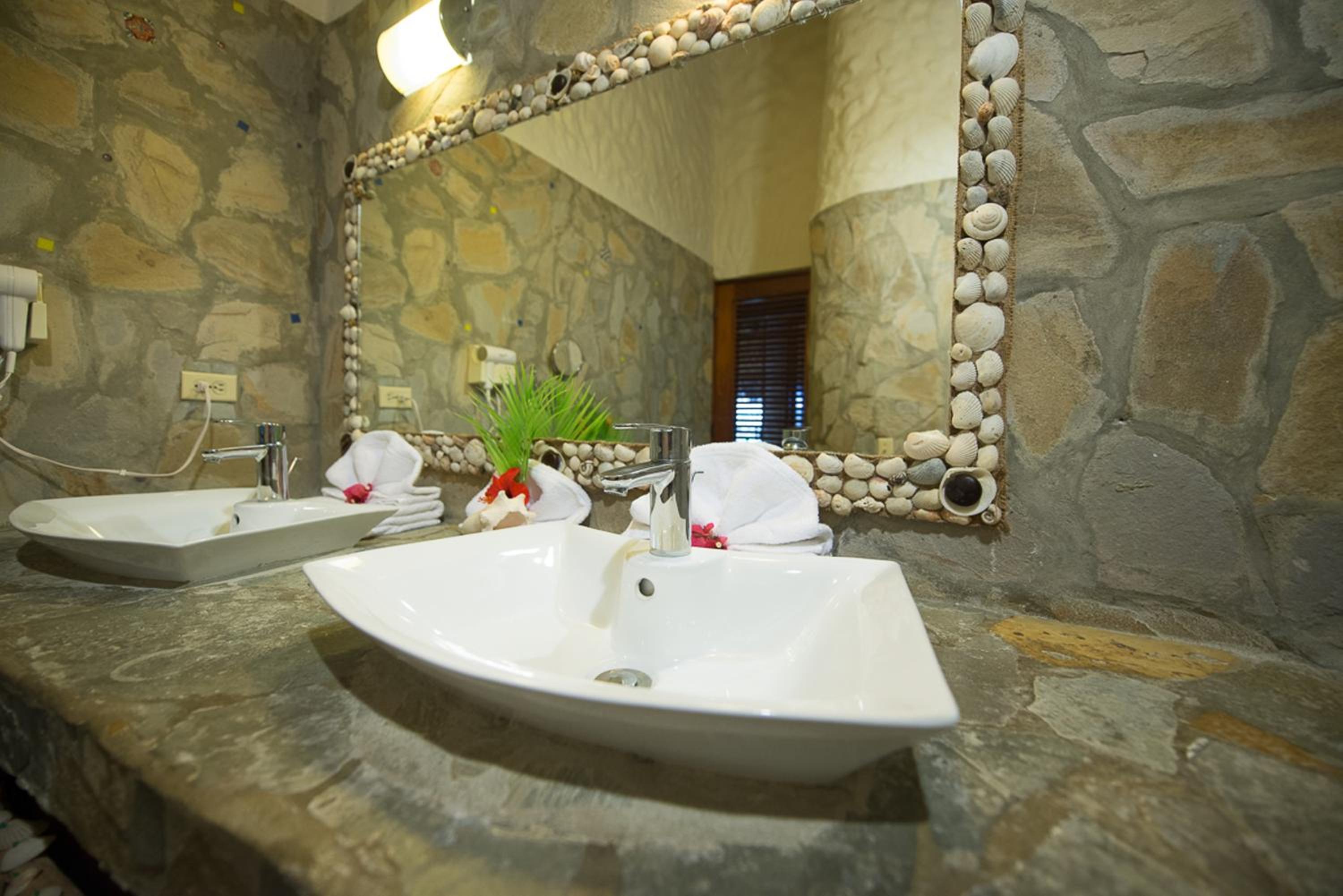 Three-Bedroom Bungalow - Photo 3