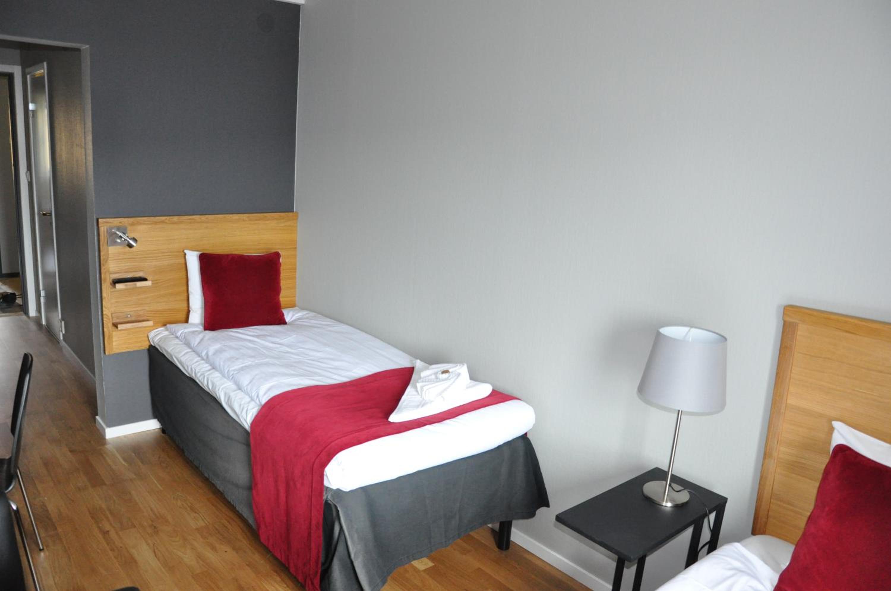 Economy Twin Room - Photo 3