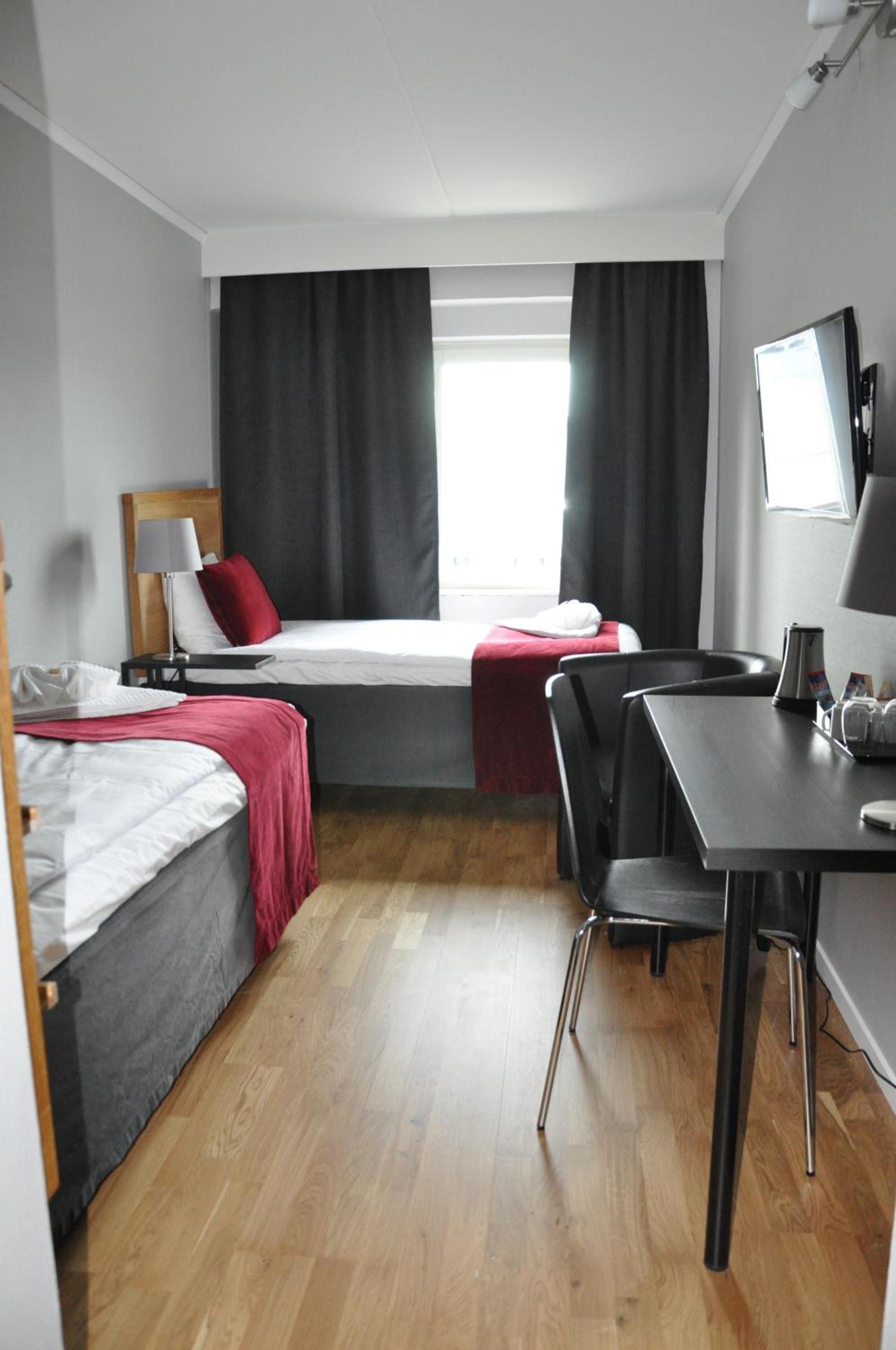 Economy Twin Room - Photo 5