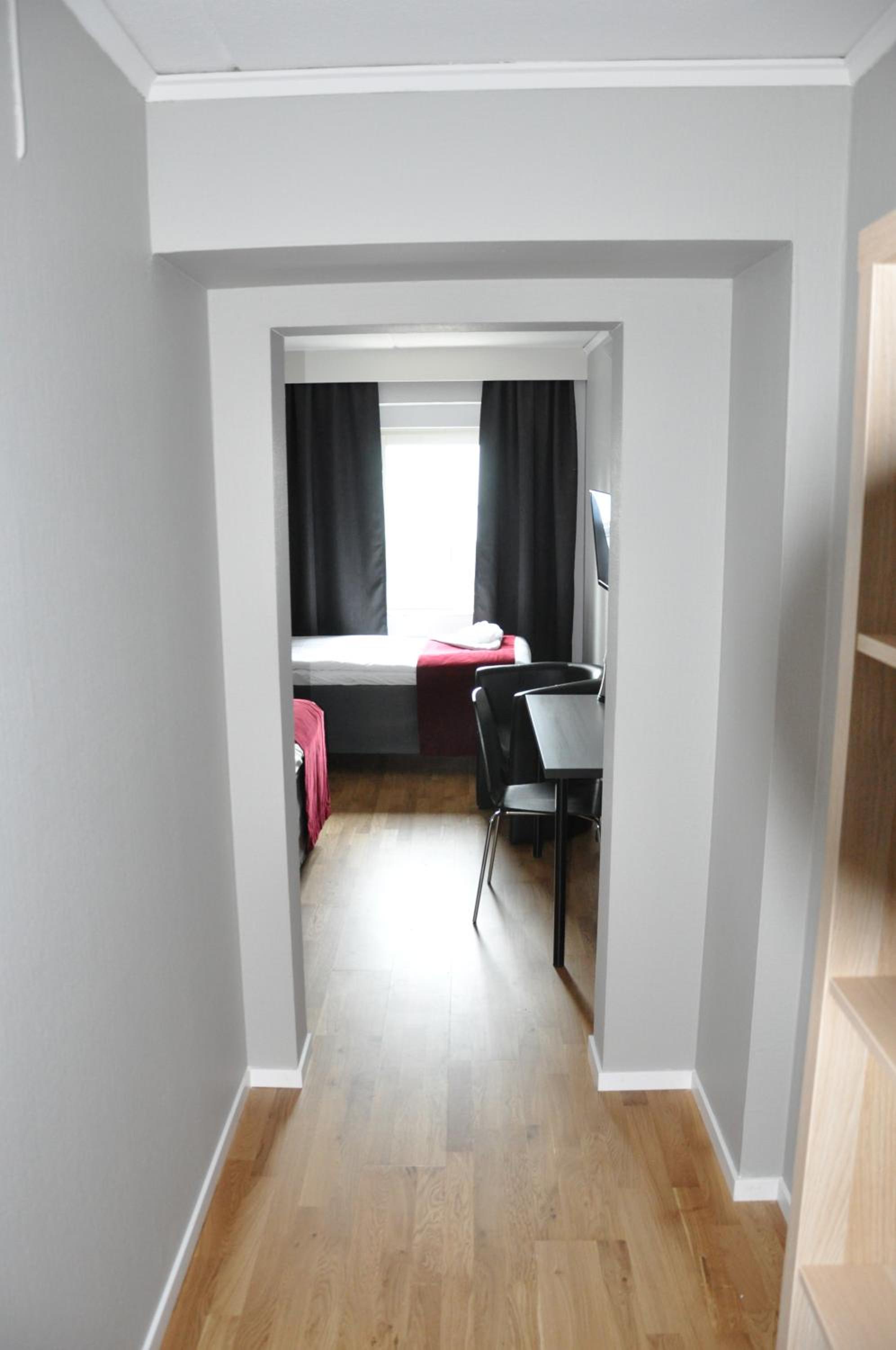 Economy Twin Room - Photo 2