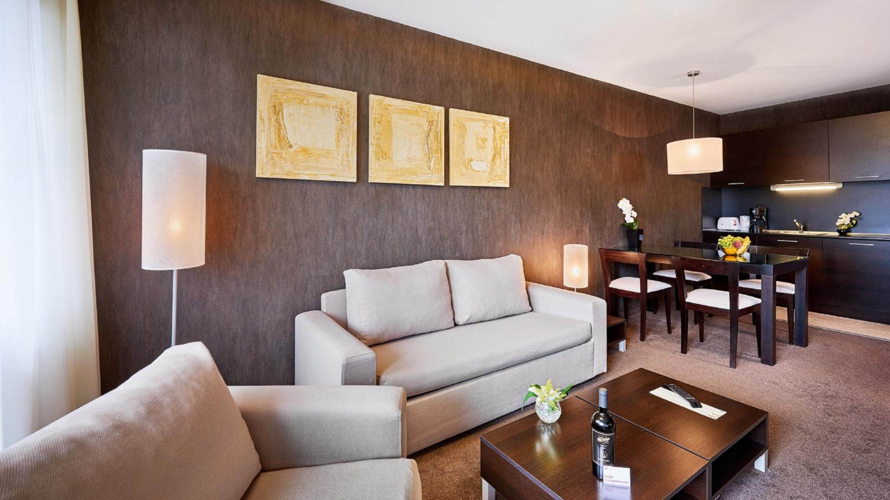 Executive One-Bedroom Apartment - Photo 3