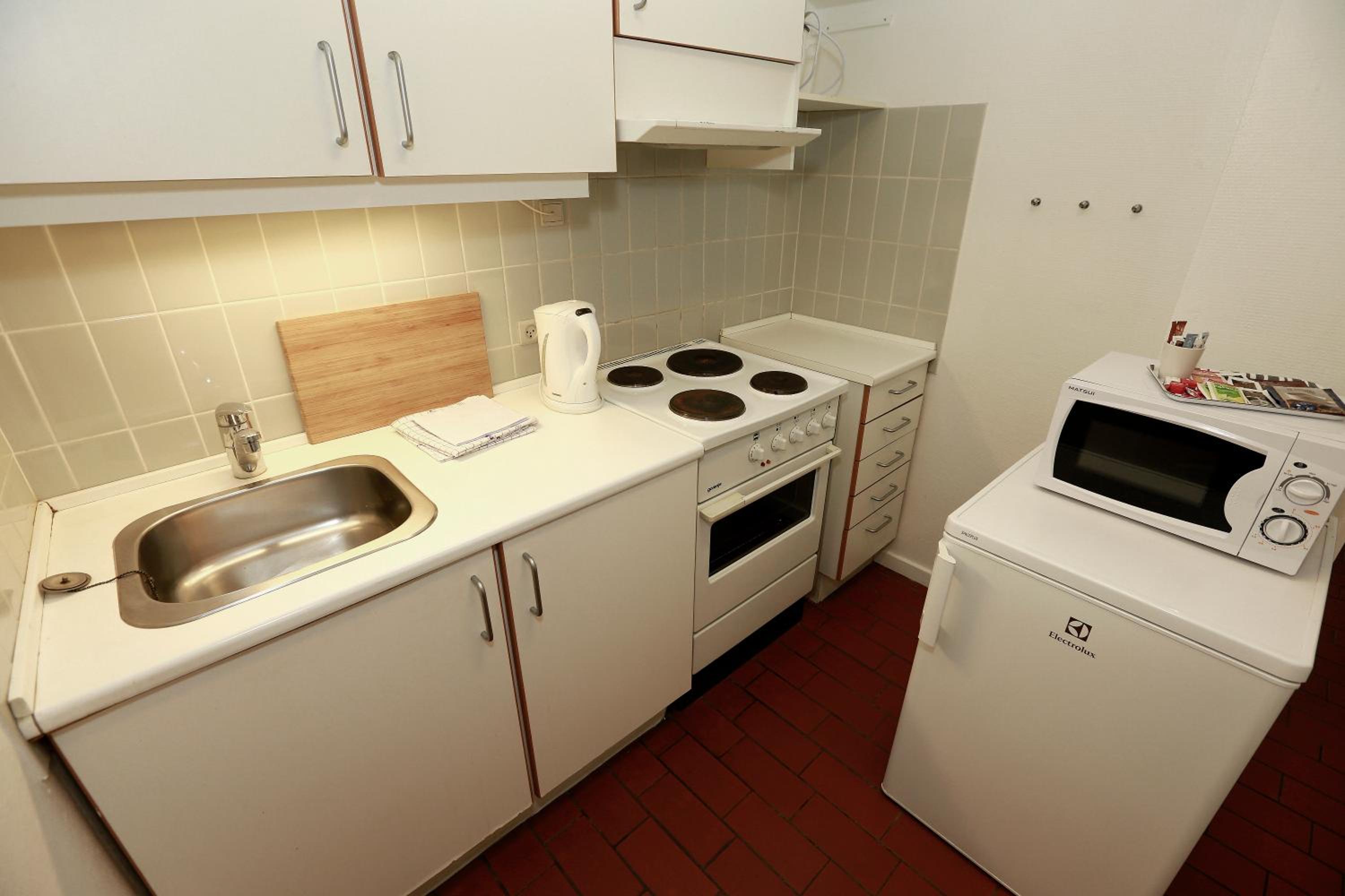 Economy Studio (2 adults) - No Elevator photo 3