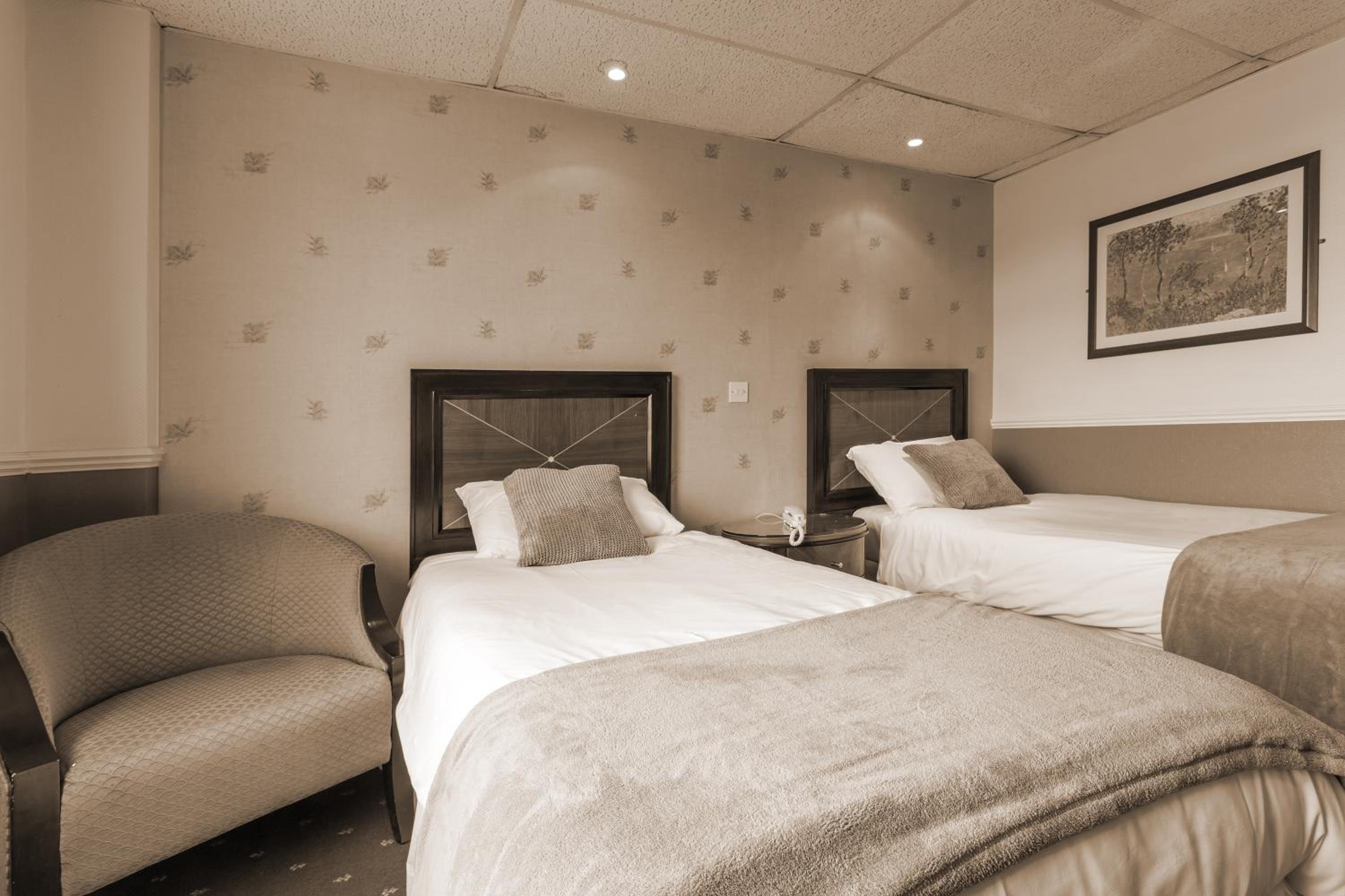 Standard Twin Room - Photo 3