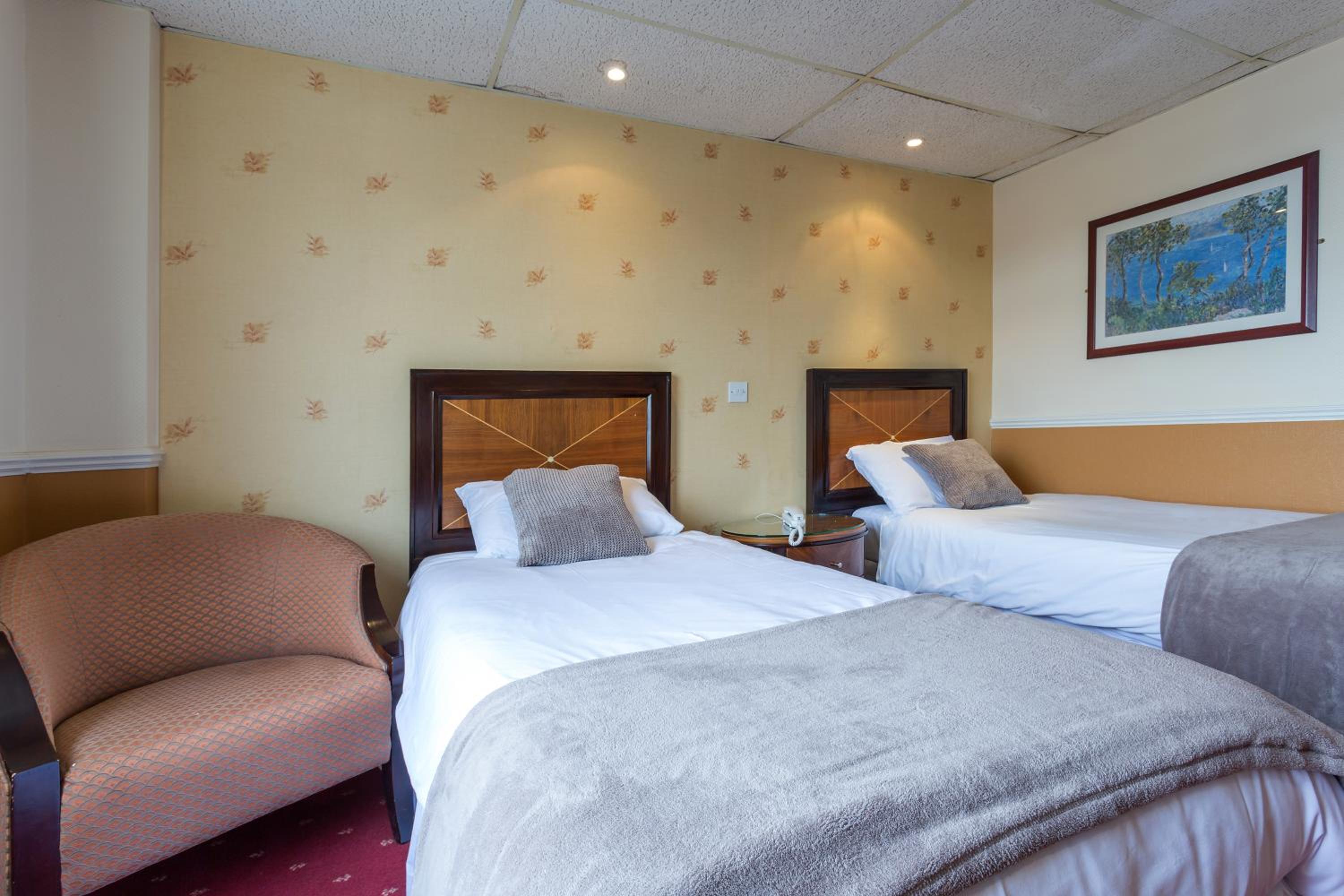 Standard Twin Room - Photo 1