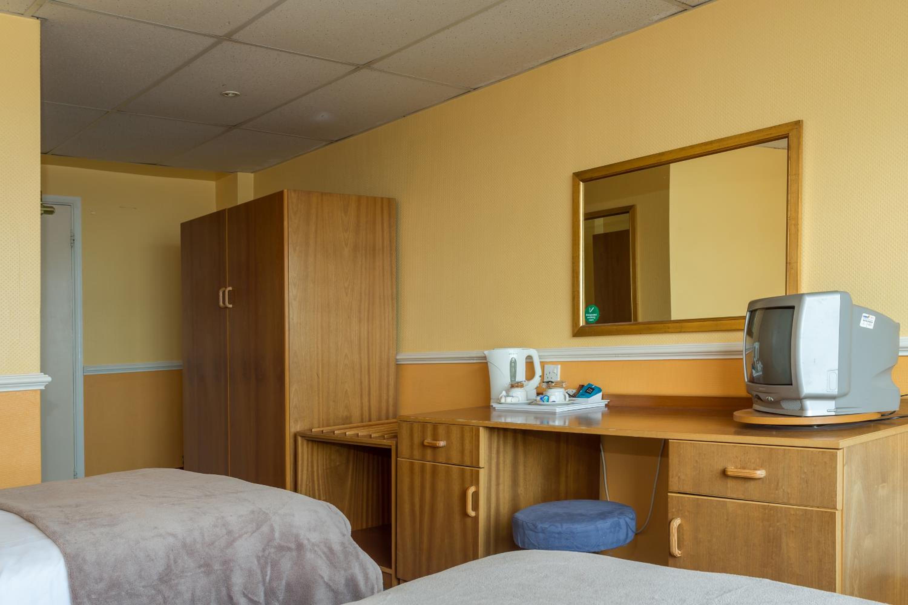 Standard Twin Room - Photo 4