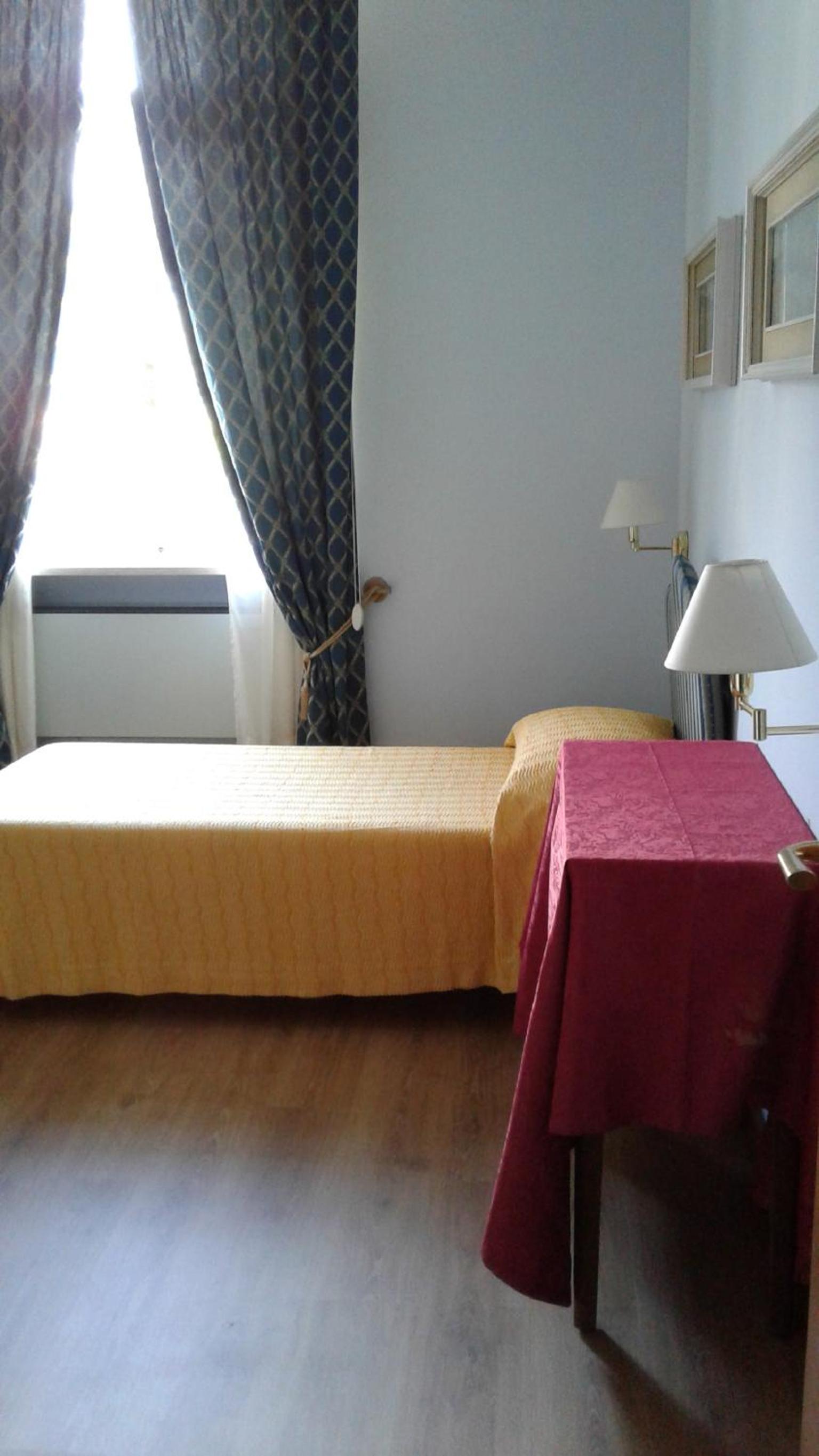 Large Single Room photo 1