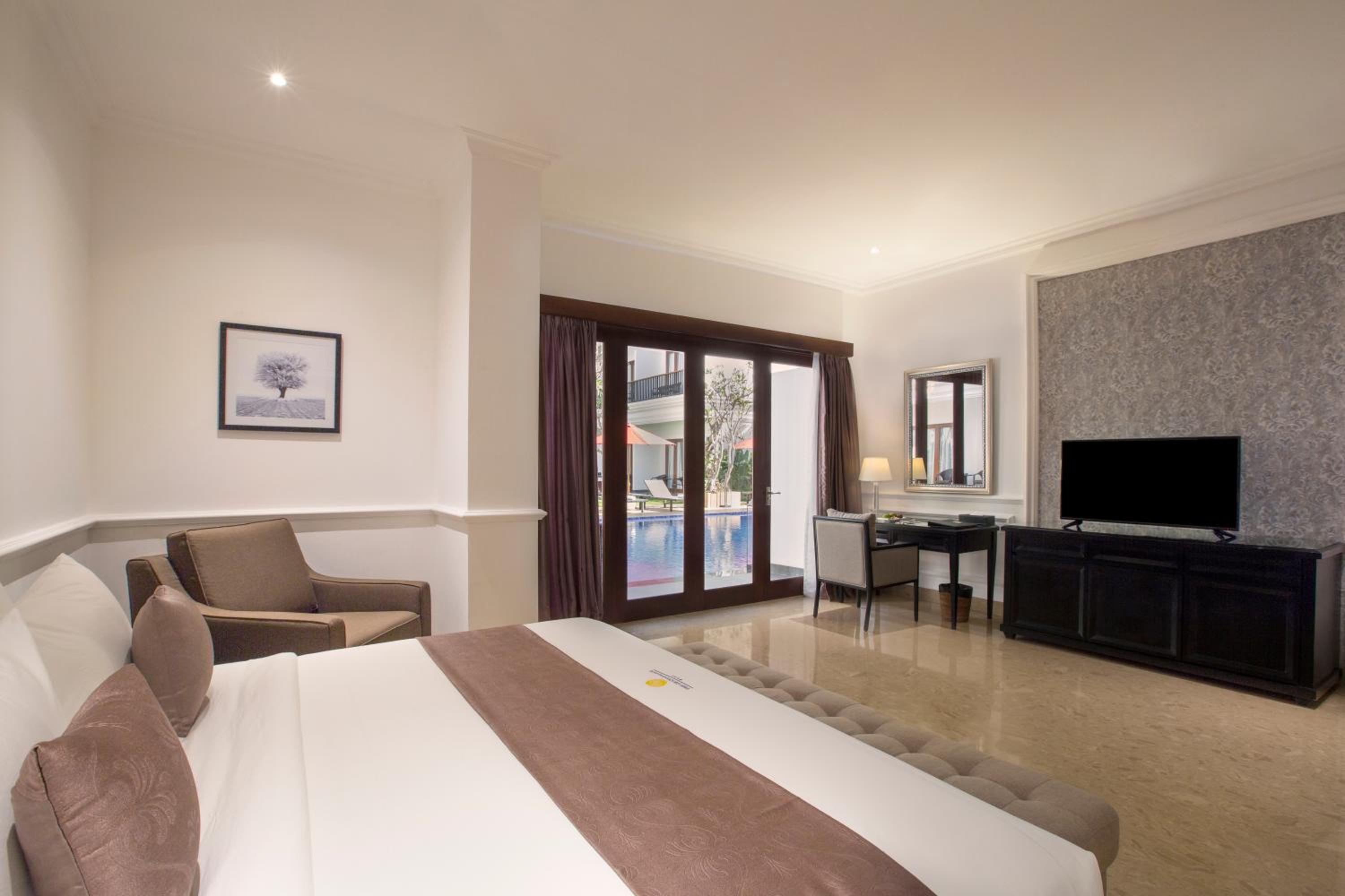 Executive Room with Pool Access photo 2