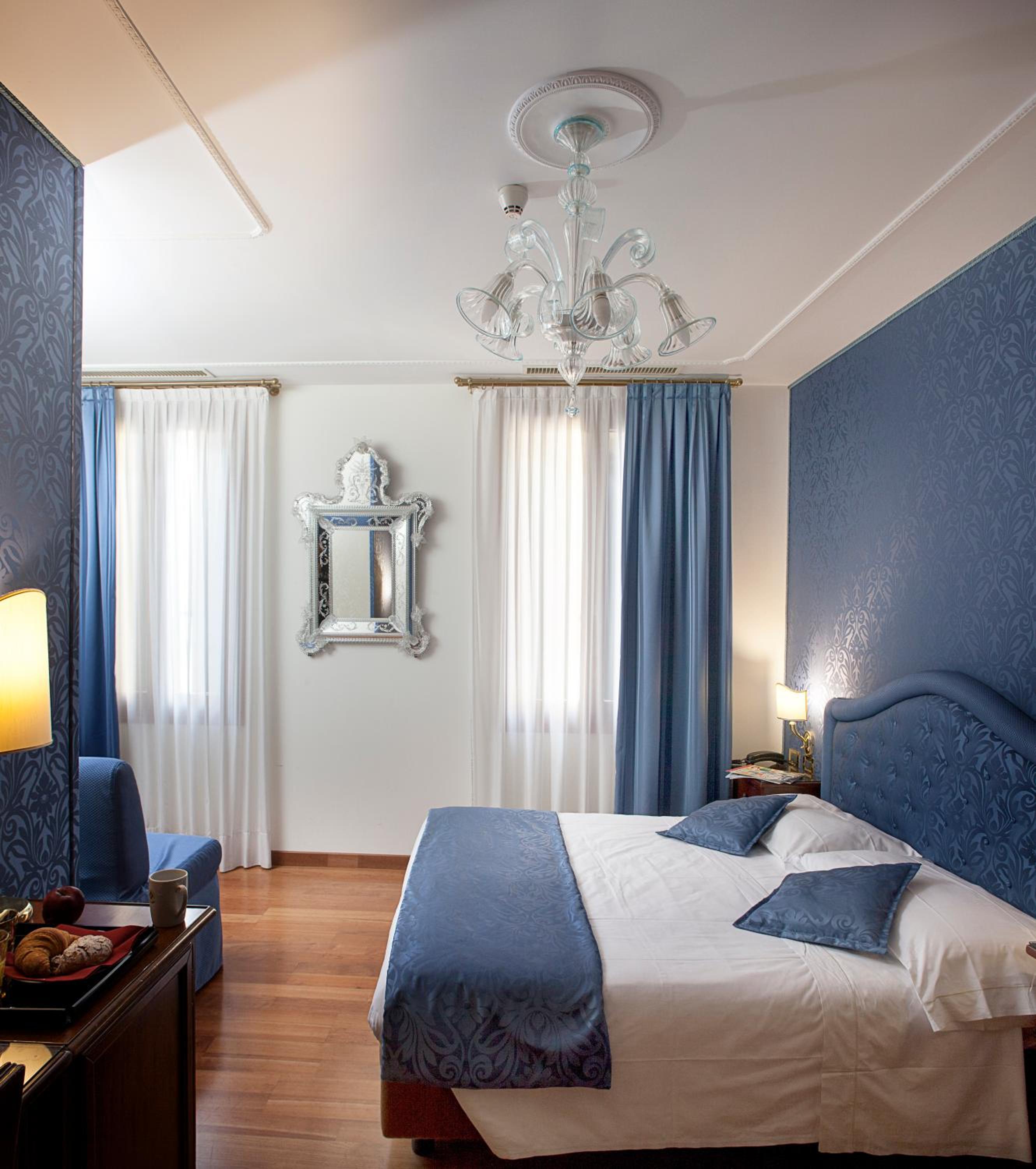 Deluxe Double Room with Canal View photo 1