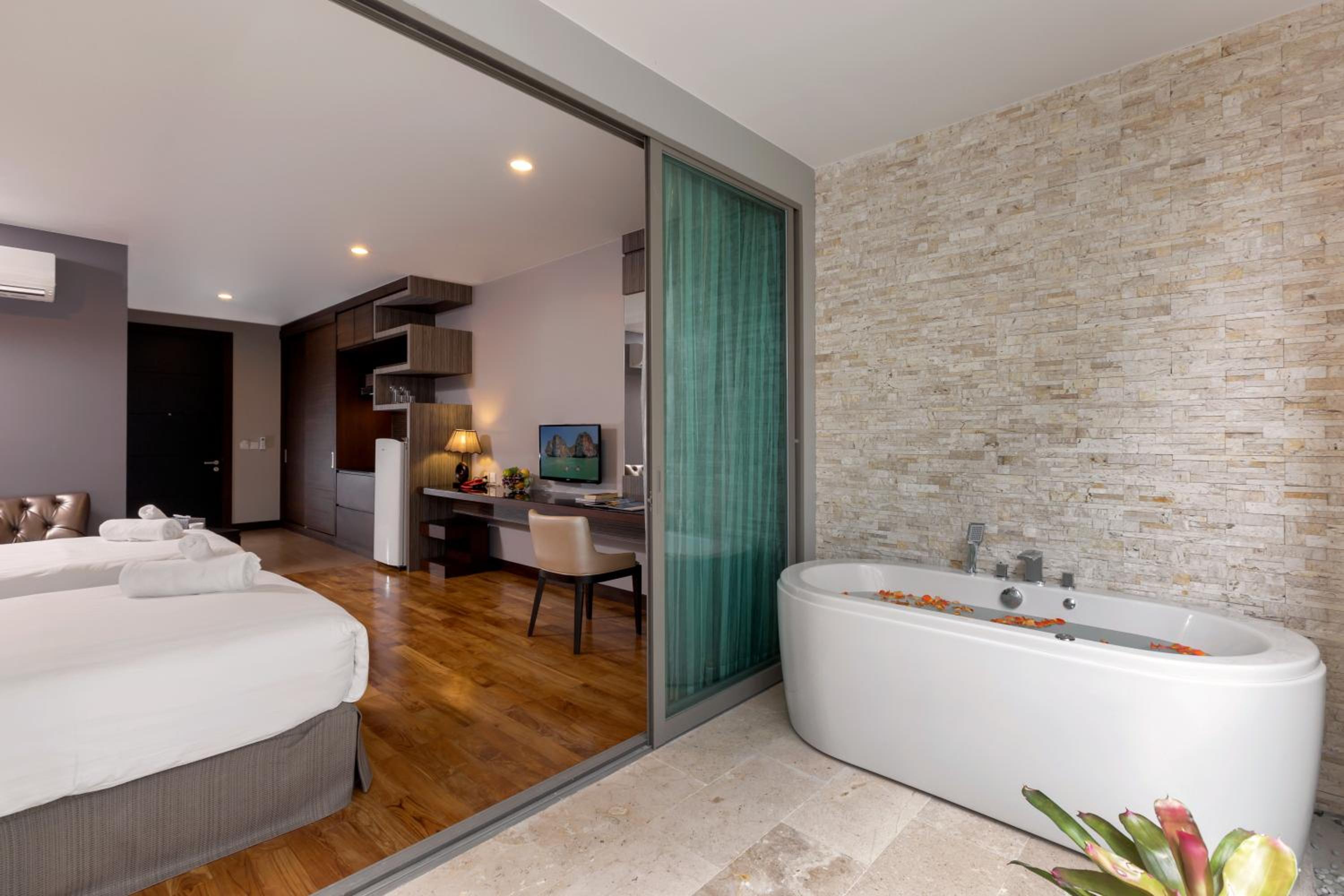 Superior Room with Spa Bath - Photo 1