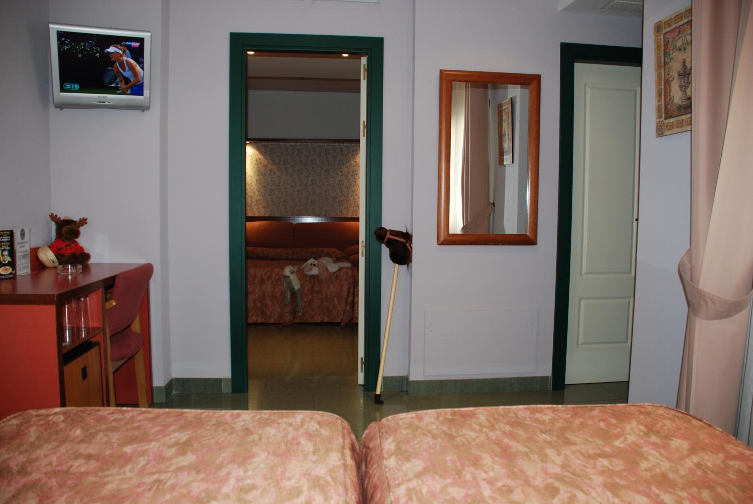 Family Room with Private Bathroom photo 2