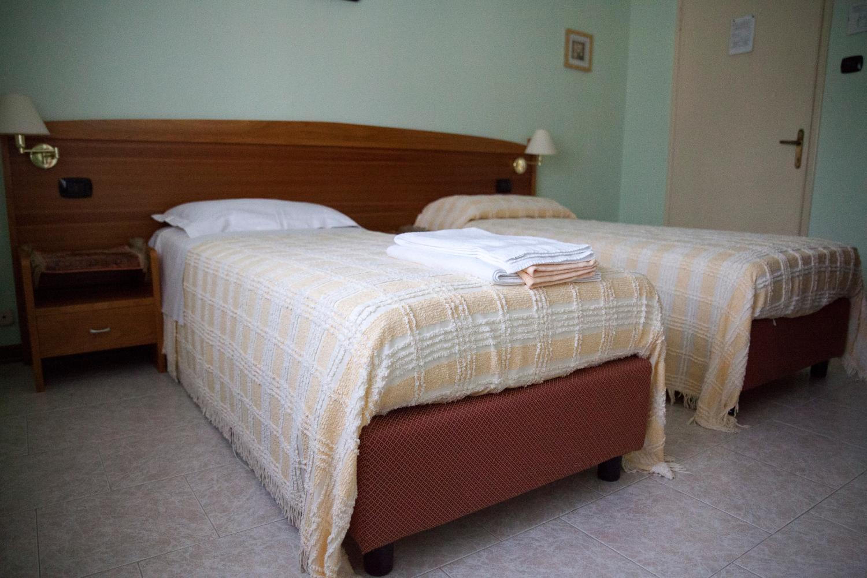 Twin Room - Photo 2
