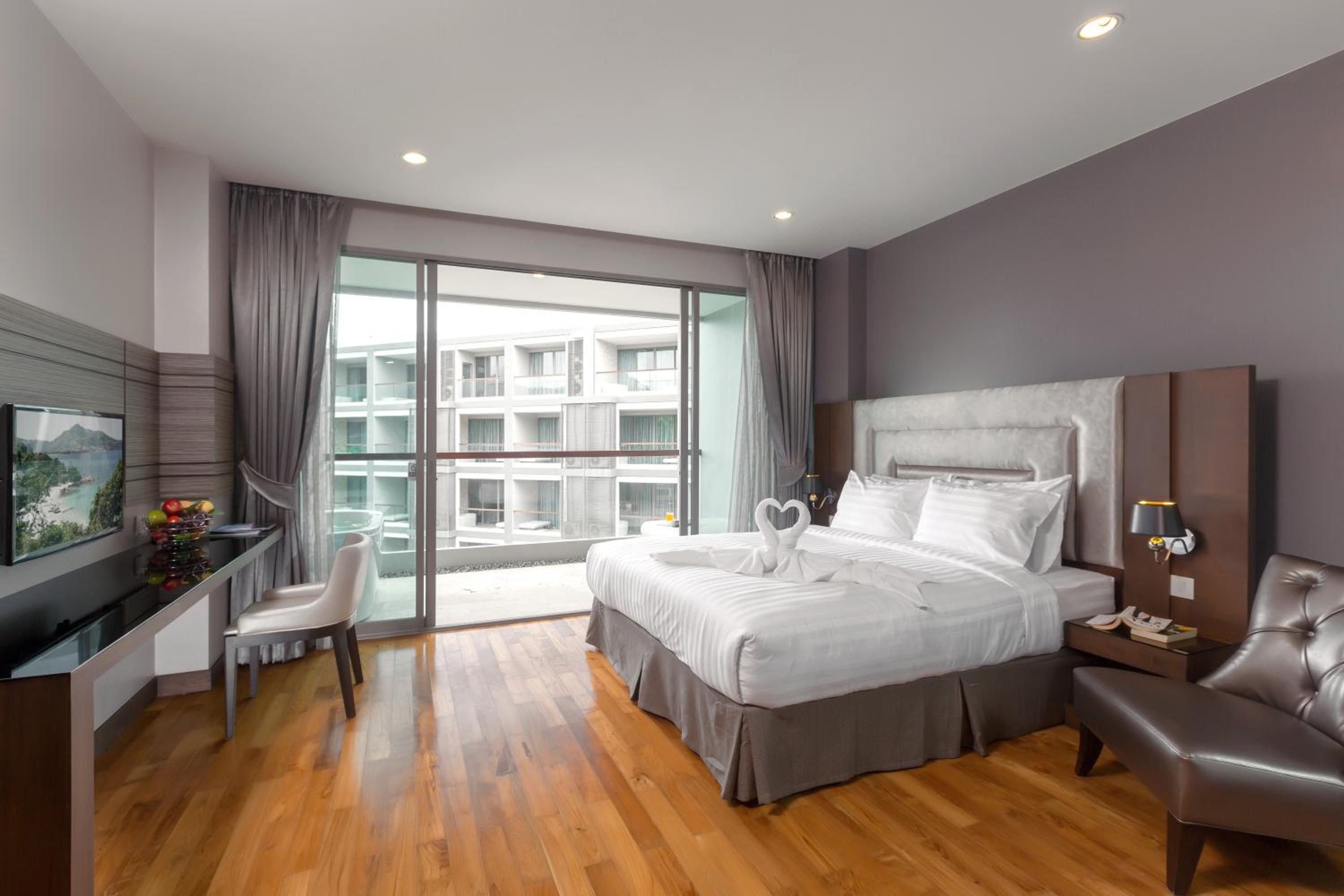 One-Bedroom with Spa Bath - Photo 3