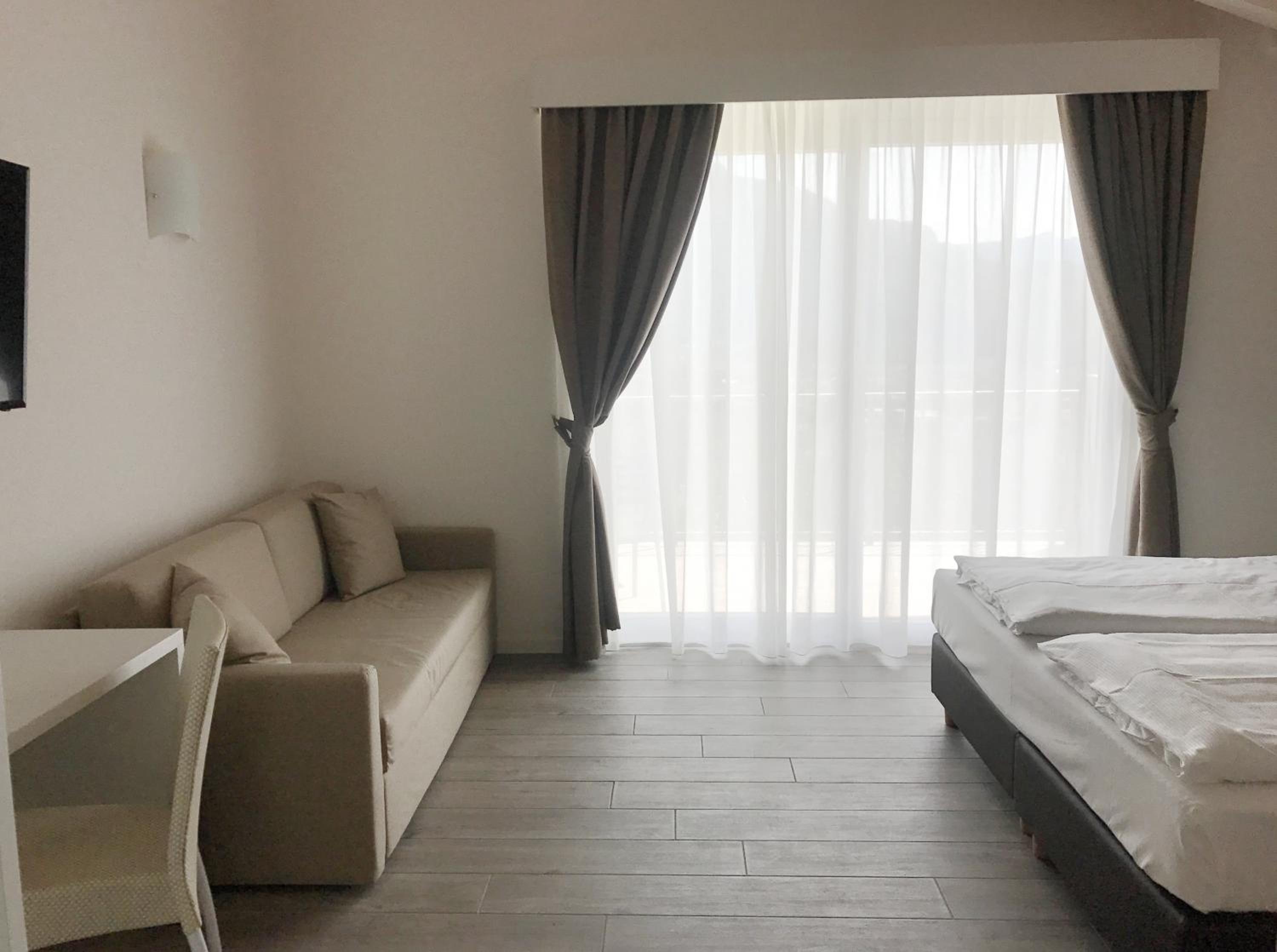 Superior Double or Twin Room with Lake View photo 2