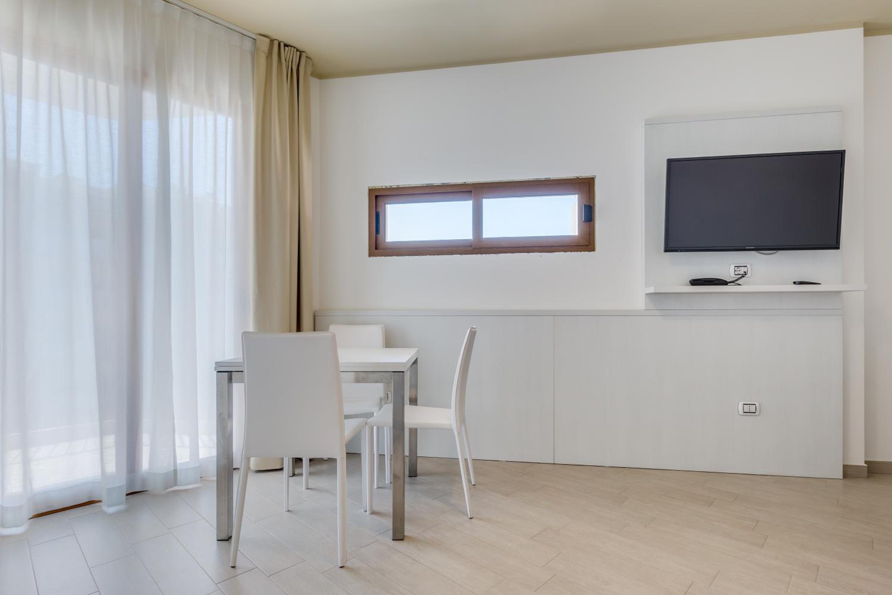 Family Suite (2 Adults + 2 Children) with Balcony - Photo 5
