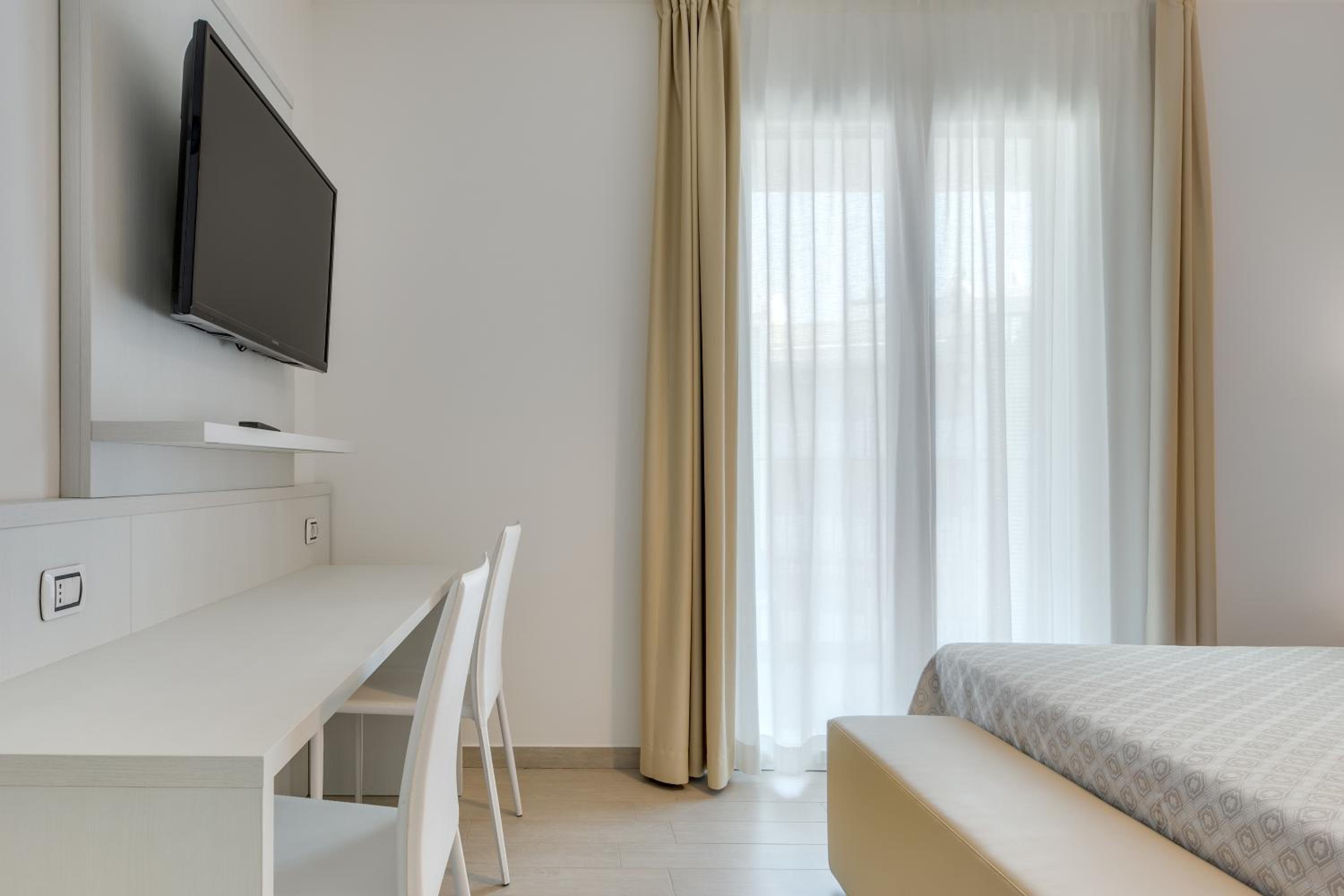 Family Suite (2 Adults + 2 Children) with Balcony - Photo 9