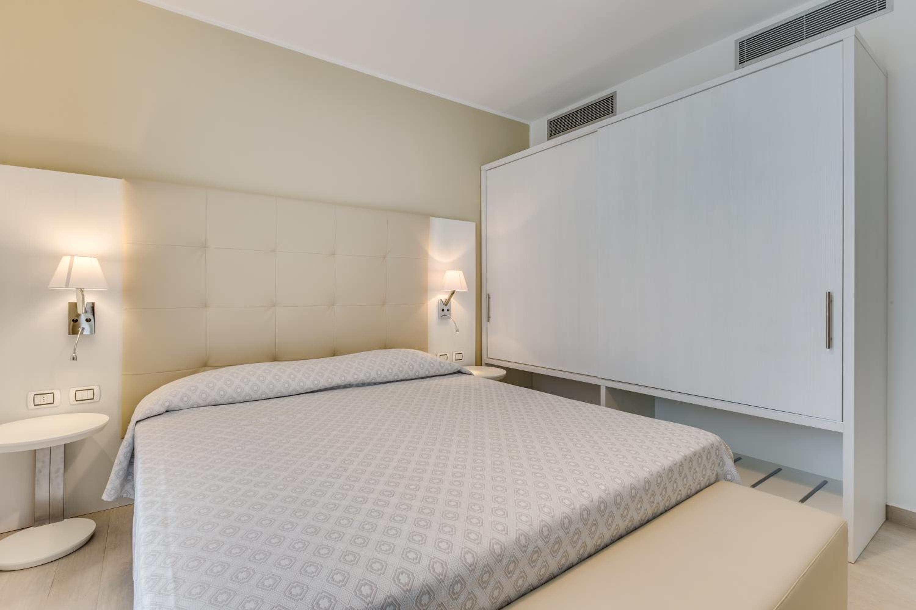 Family Suite (2 Adults + 2 Children) with Balcony - Photo 21