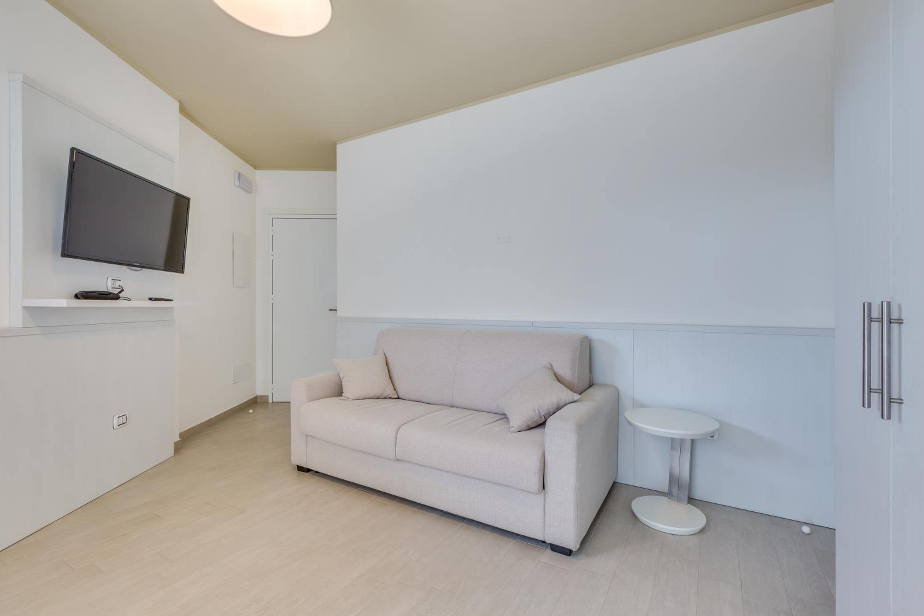 Family Suite (2 Adults + 2 Children) with Balcony - Photo 7