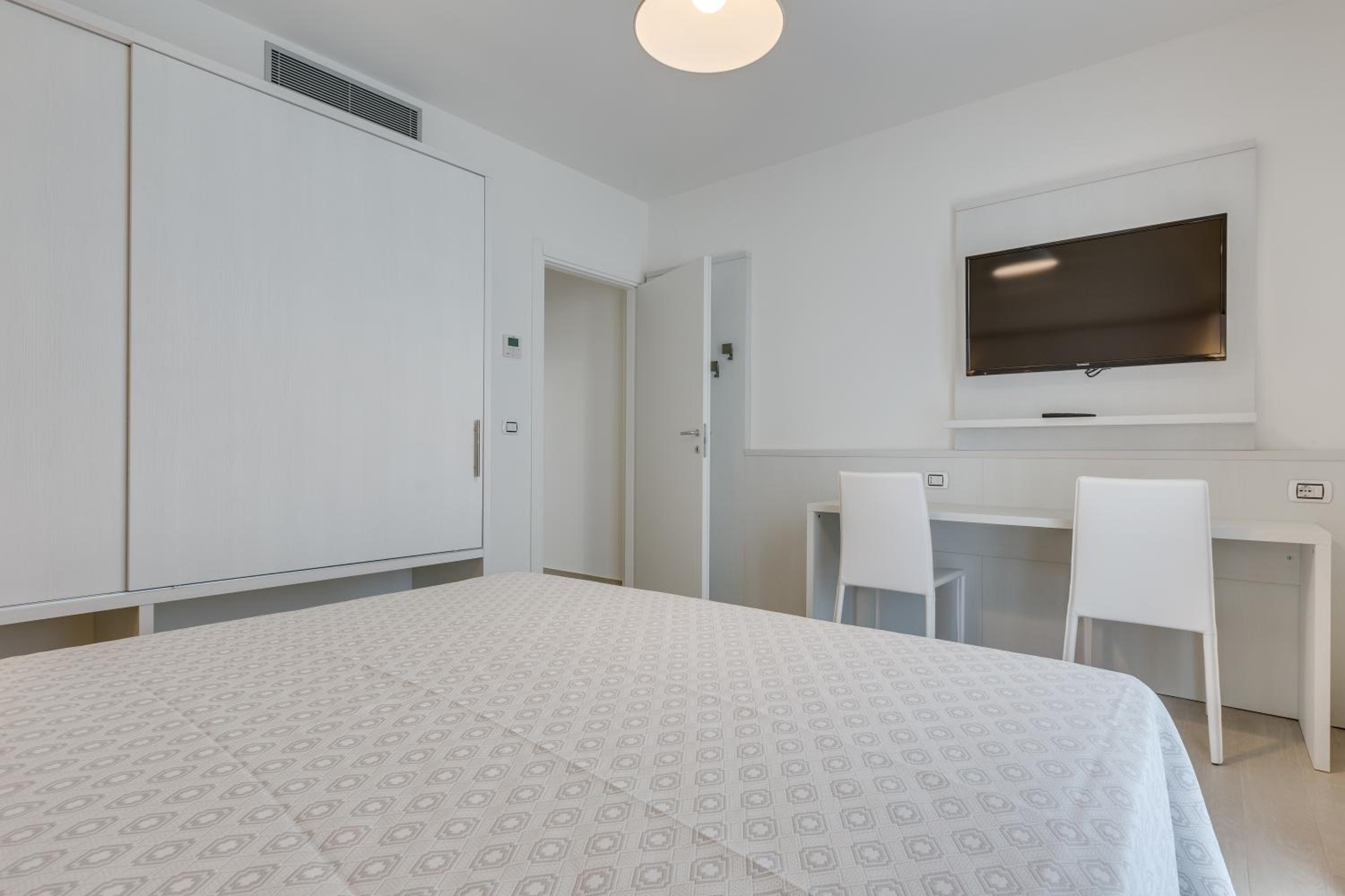 Family Suite (2 Adults + 2 Children) with Balcony - Photo 16