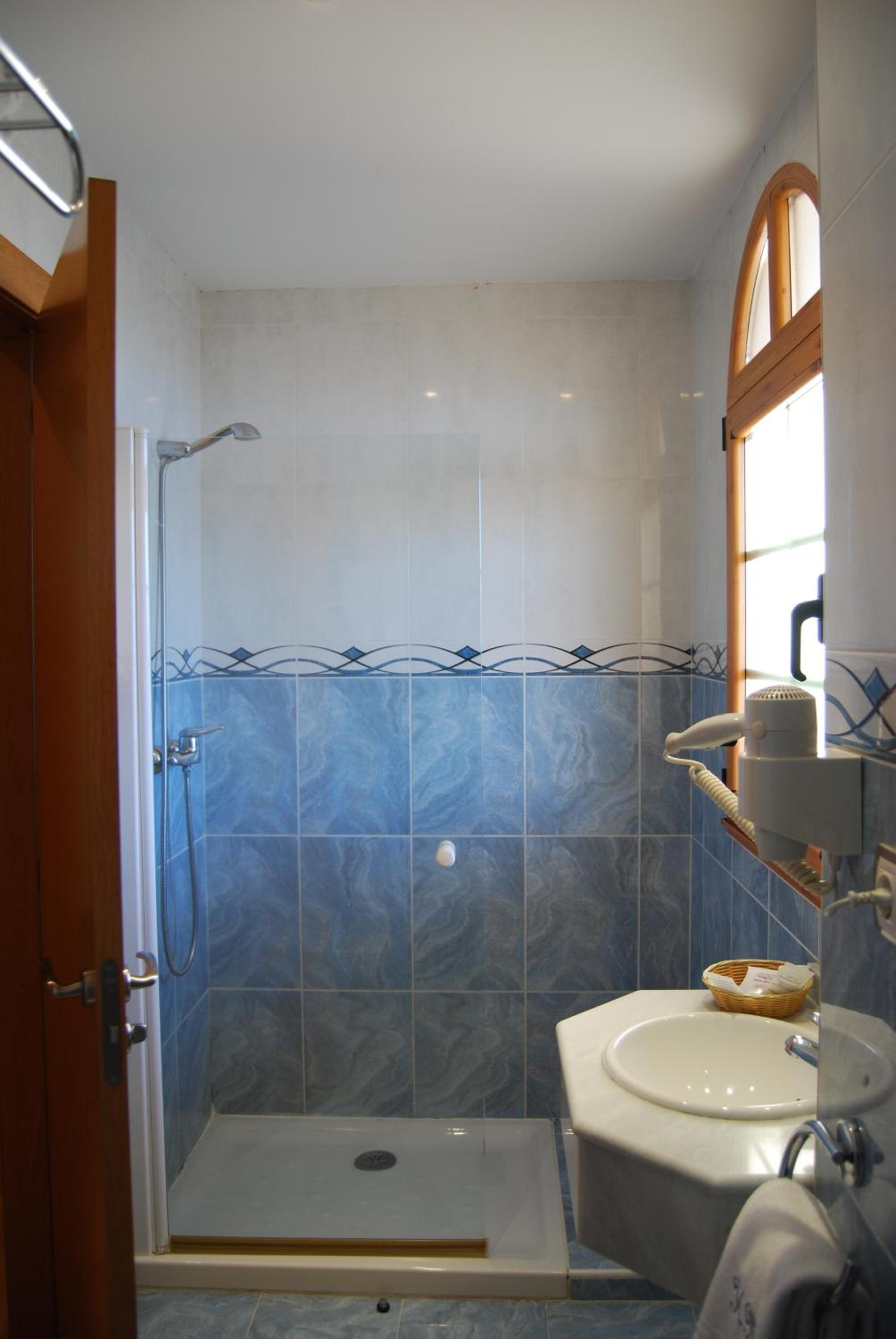 Twin Room with 2 Extra Beds photo 3