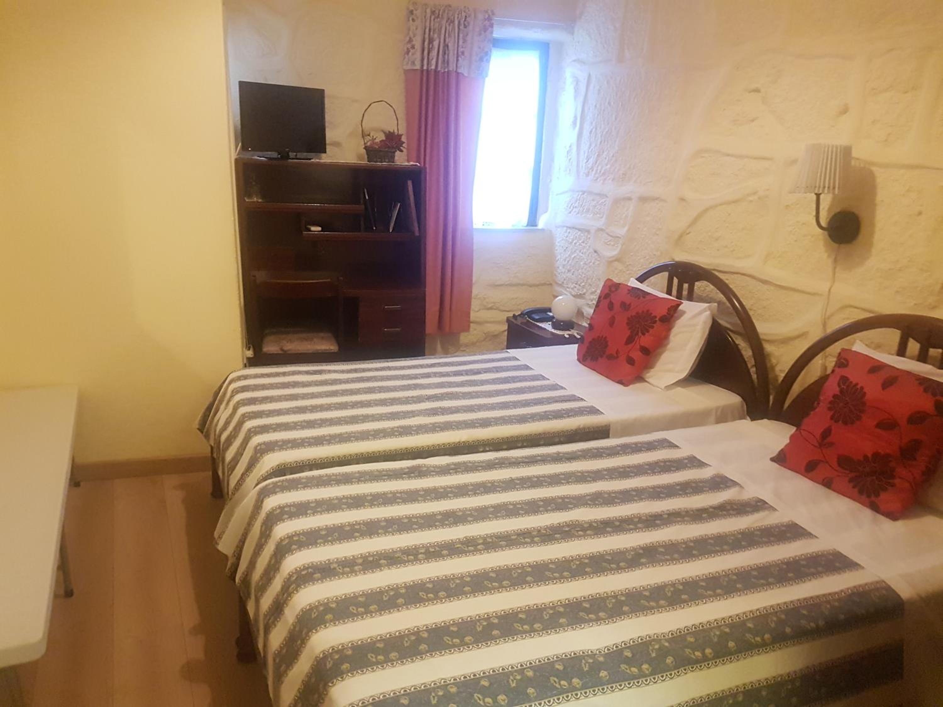 Twin Room - Photo 7