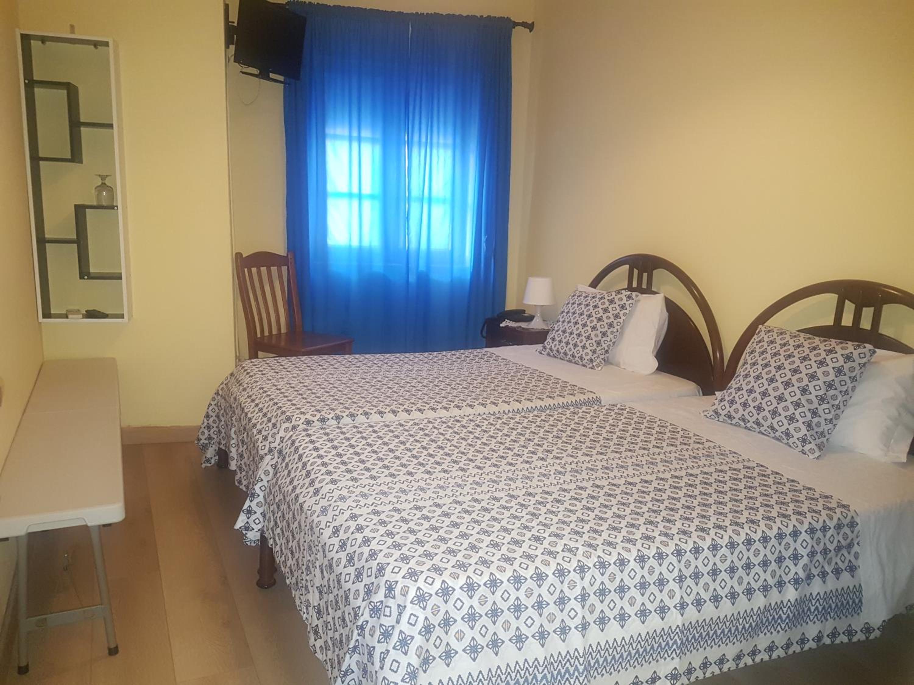 Twin Room - Photo 9