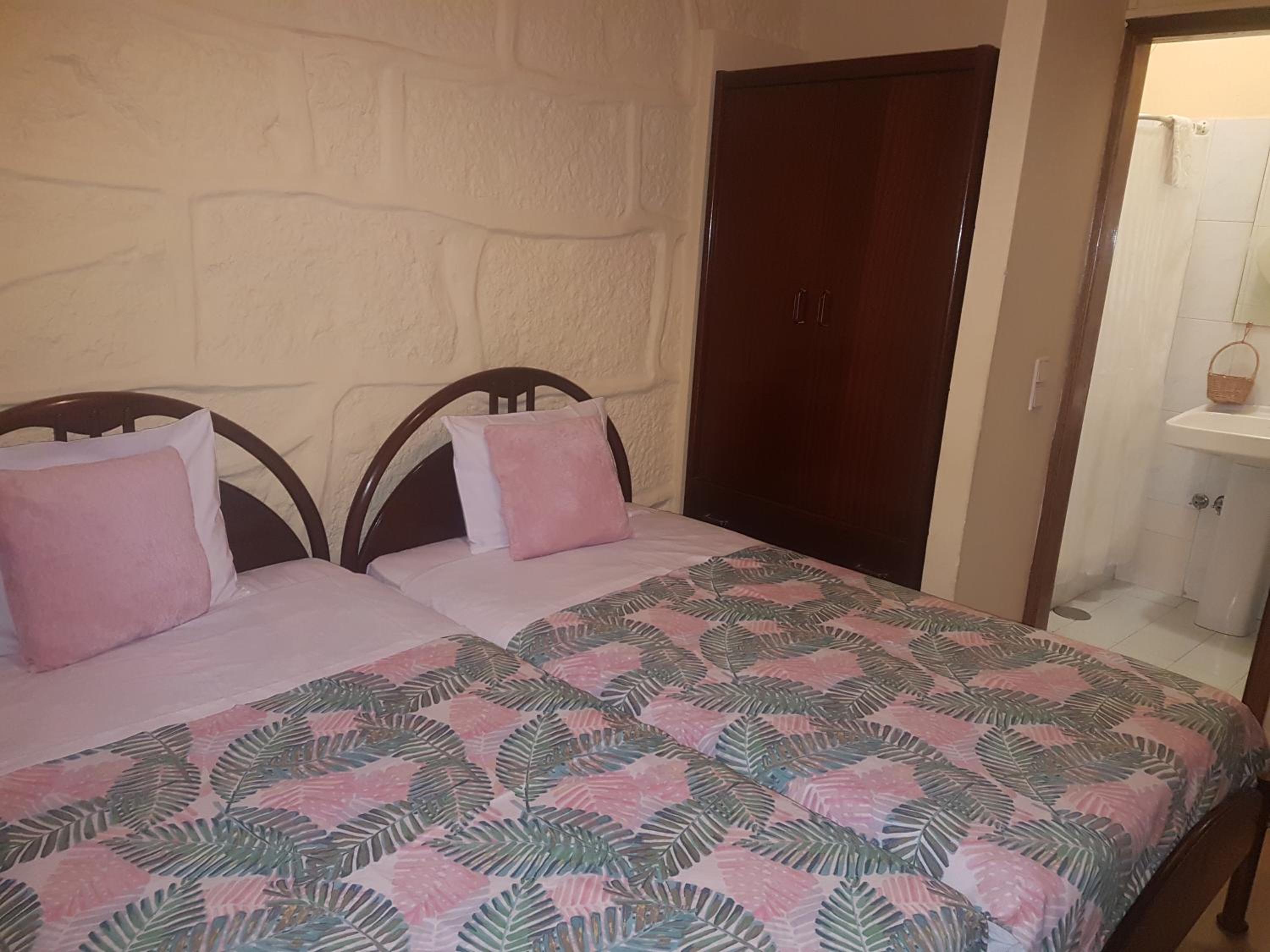 Twin Room - Photo 10