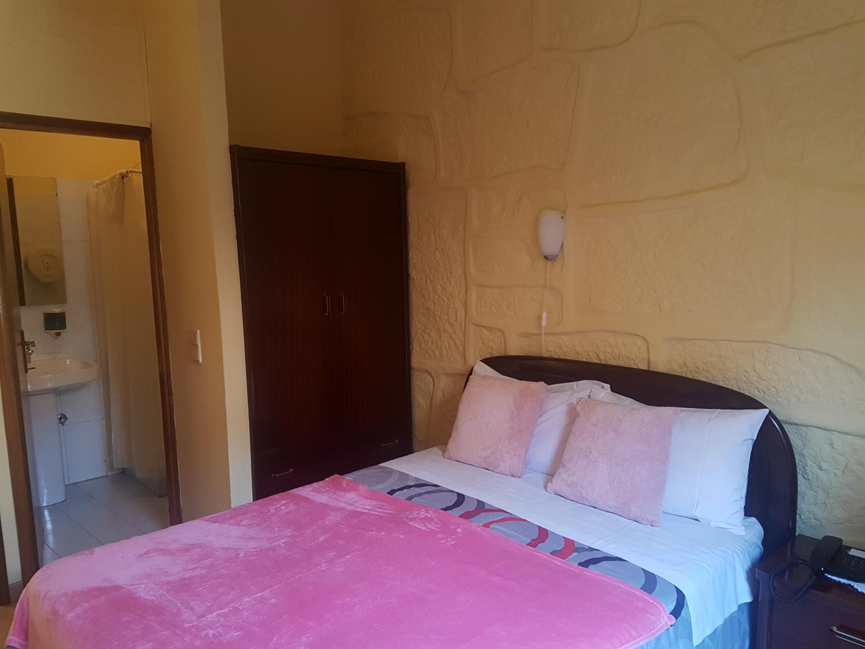 Double Room - Photo 5