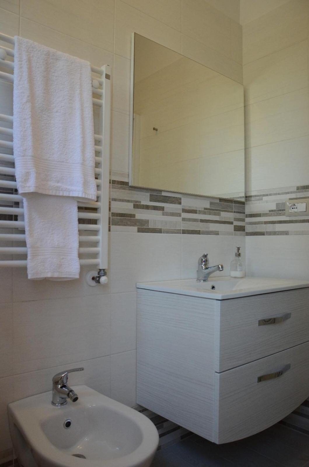 Double Room with Private Bathroom - Photo 2