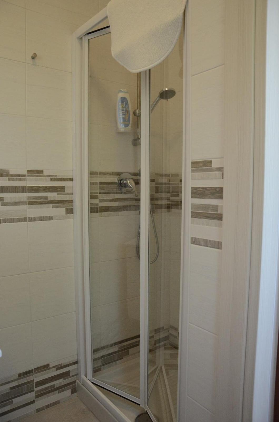 Double Room with Private Bathroom - Photo 31