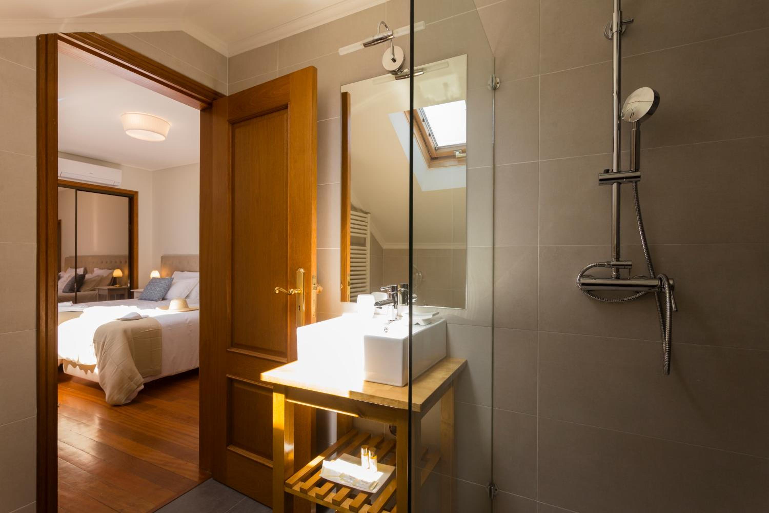 Double or Twin Room with Private Bathroom photo 2