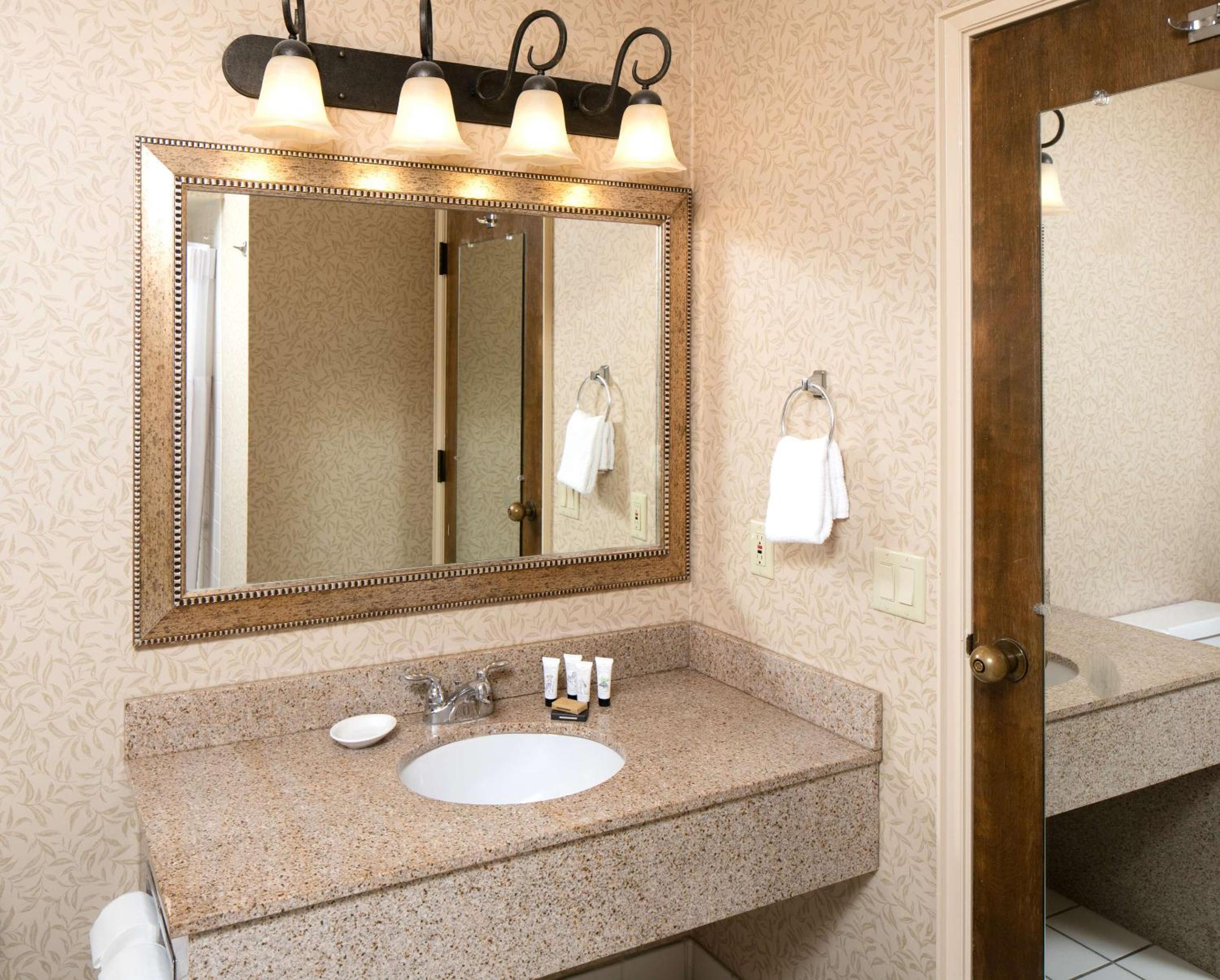 Premium King Room - Photo 3