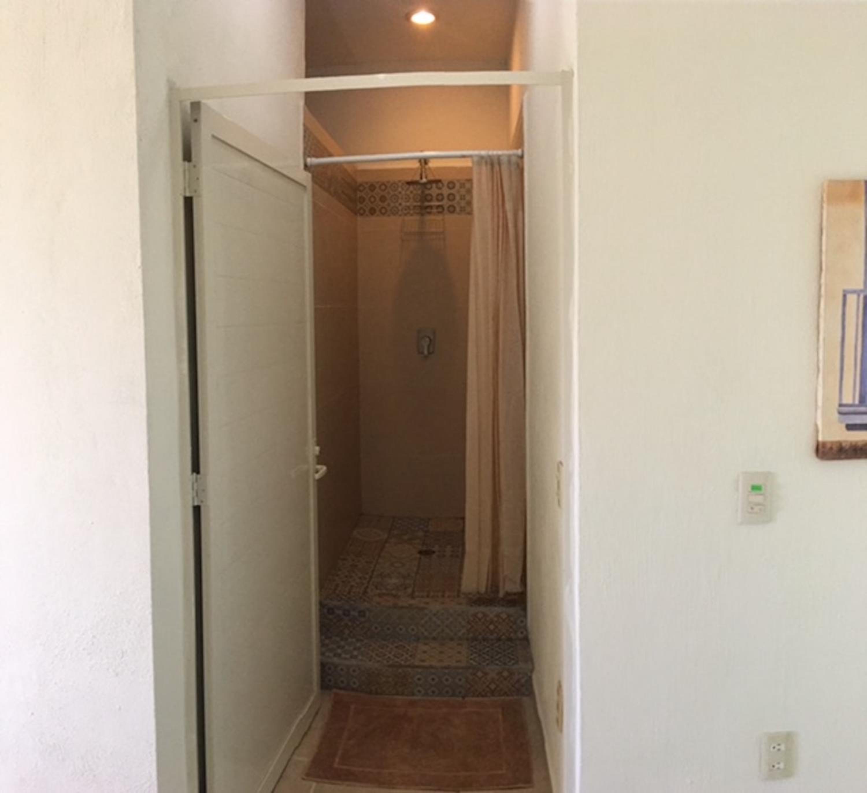 Family Room with Shared Bathroom photo 3