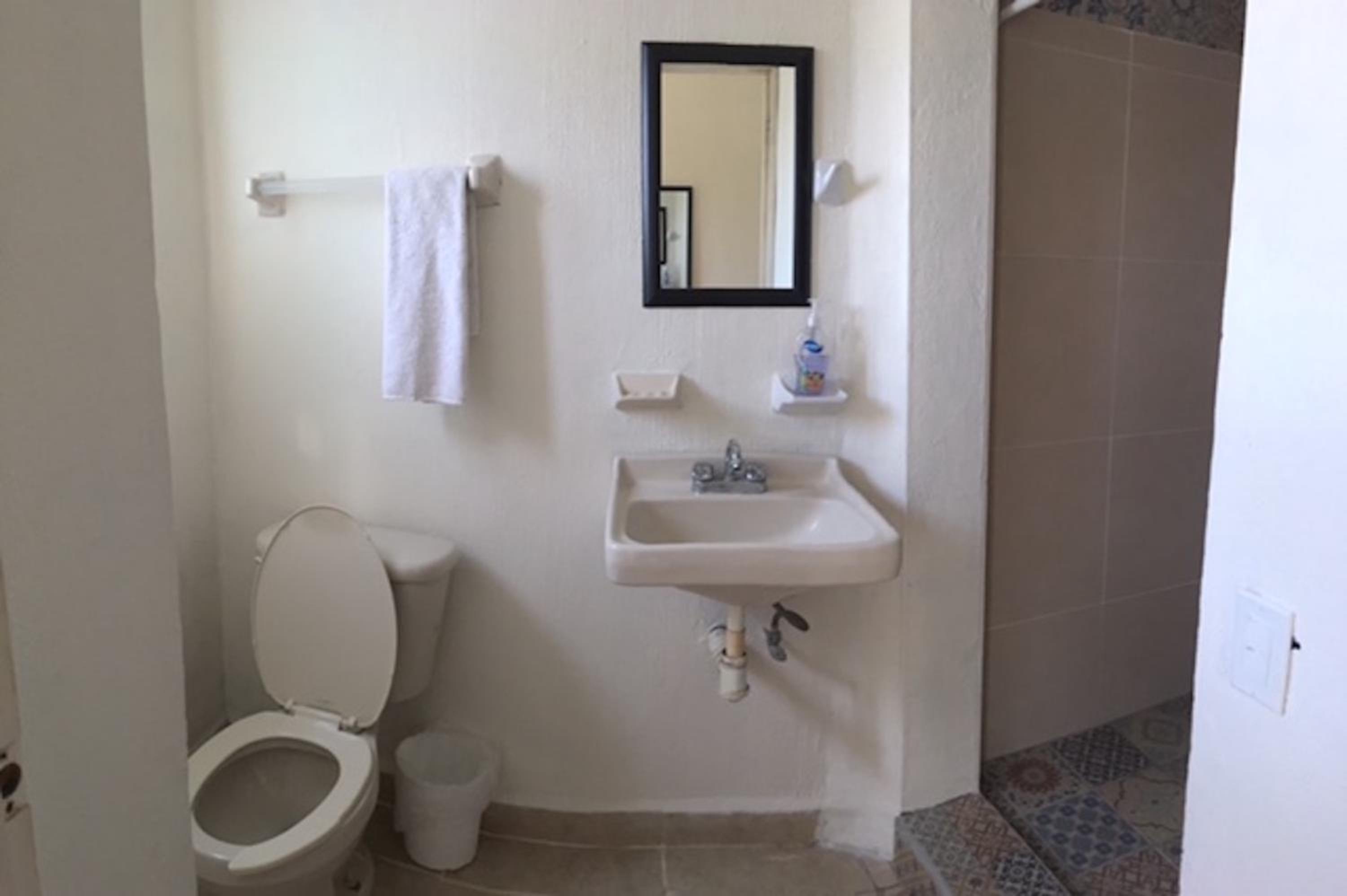 Family Room with Shared Bathroom photo 2